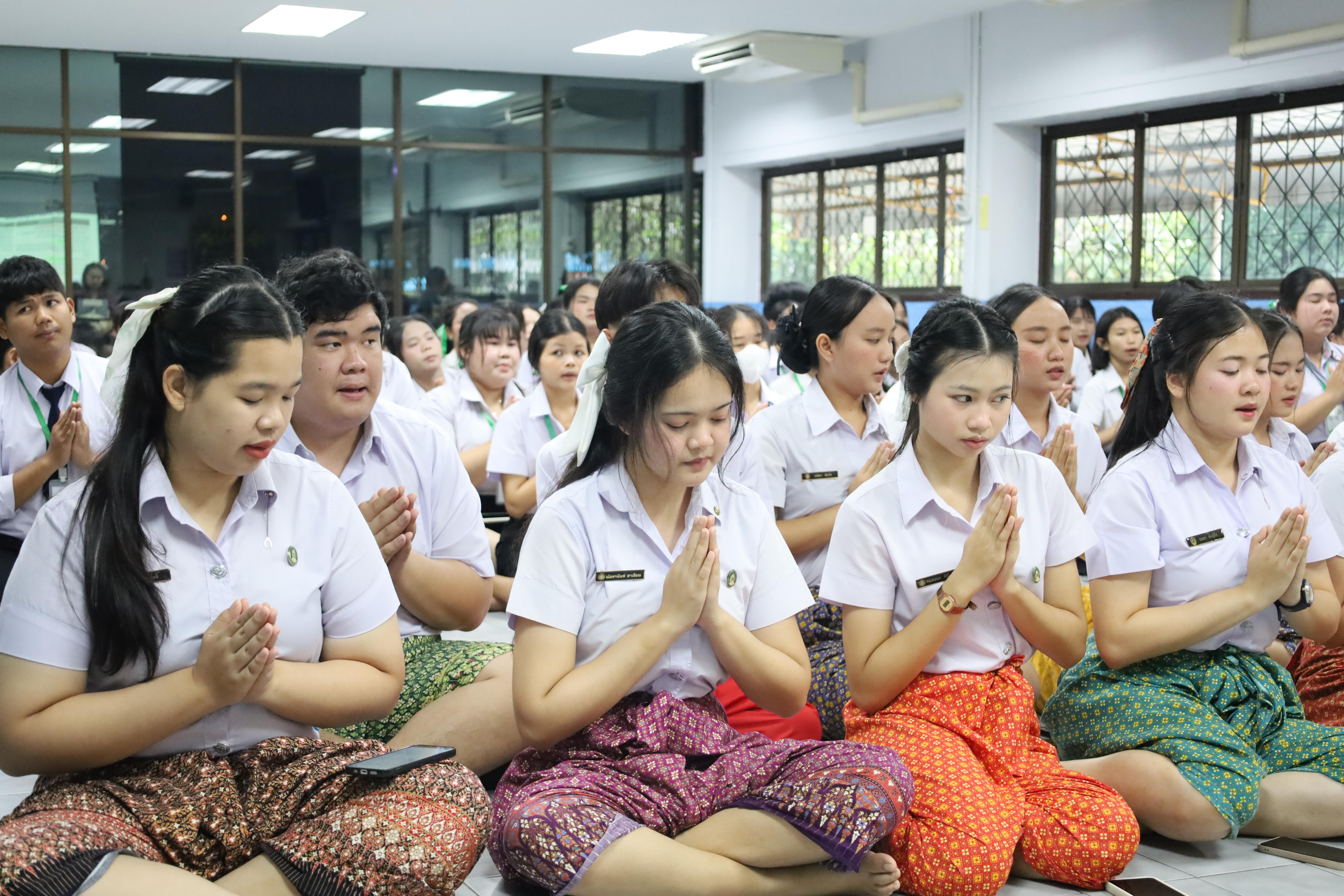 4. ไหว้ครูชมรมสักทองเสียงทิพย์