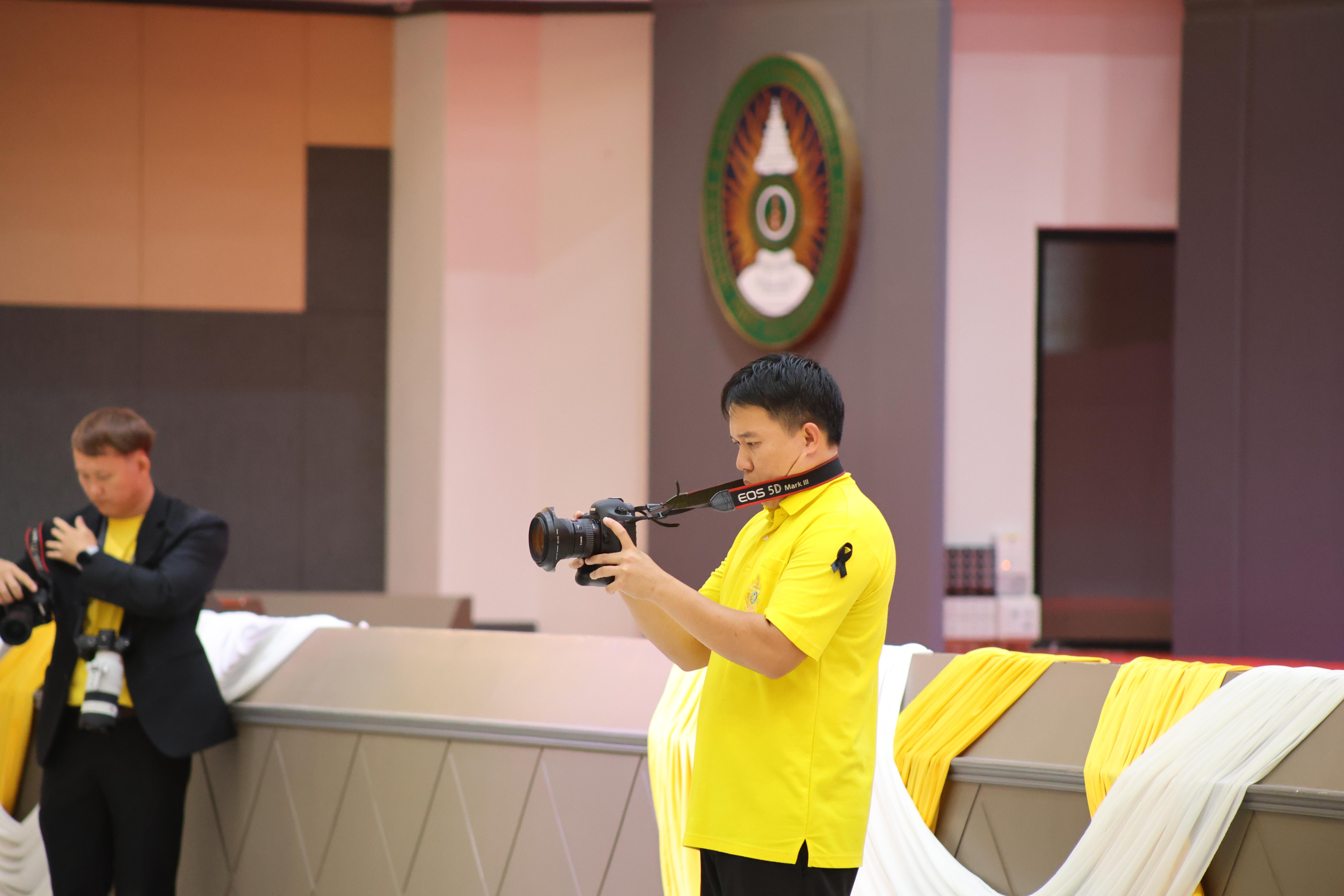 12. พิธีวางพานพุ่มถวายราชสักการะและพิธีน้อมรำลึก เนื่องในวันคล้ายวันพระบรมราชสมภพพระบาทสมเด็จพระบรมชนกาธิเบศรฯ