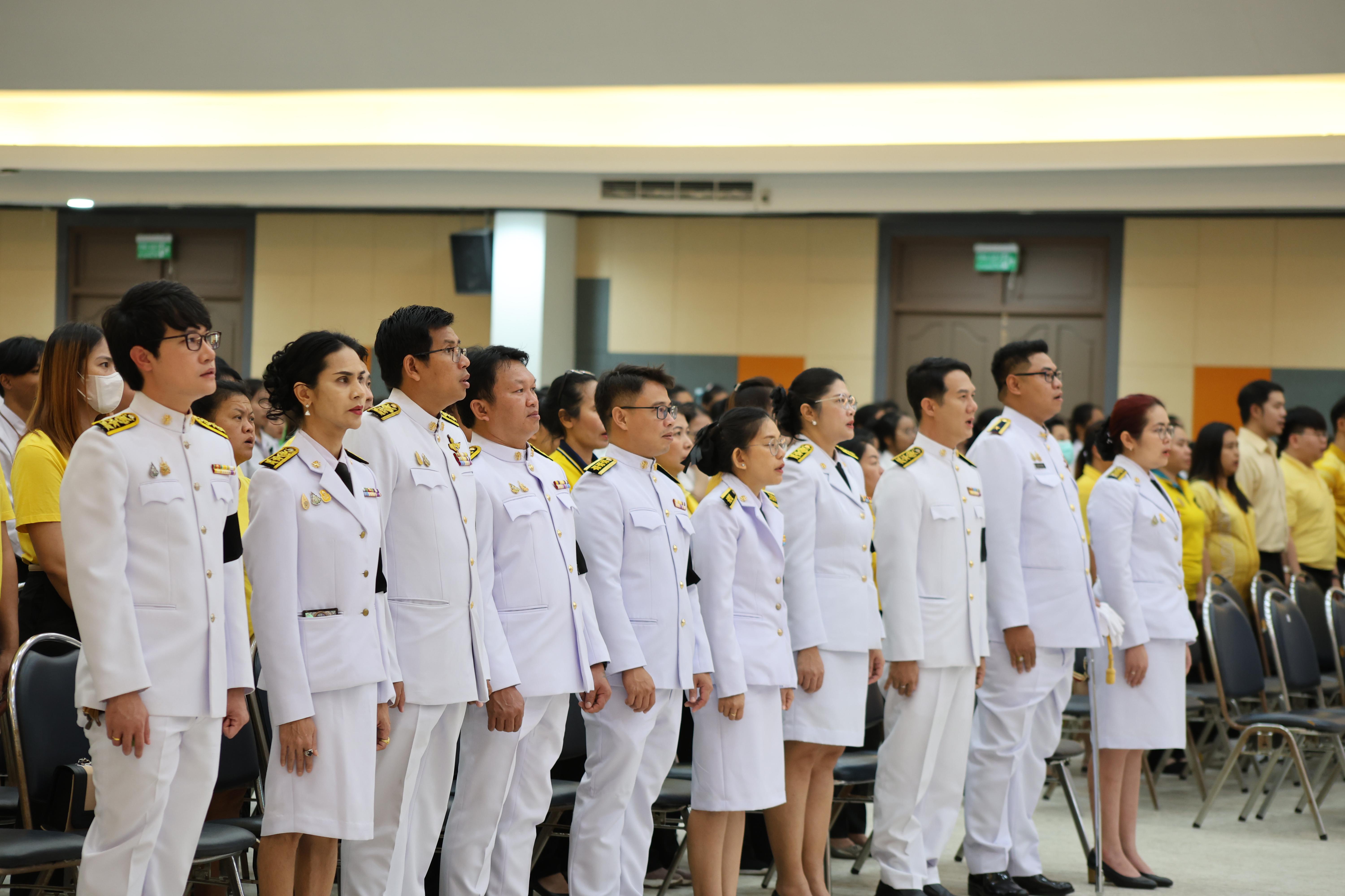 14. พิธีวางพานพุ่มถวายราชสักการะและพิธีน้อมรำลึก เนื่องในวันคล้ายวันพระบรมราชสมภพพระบาทสมเด็จพระบรมชนกาธิเบศรฯ