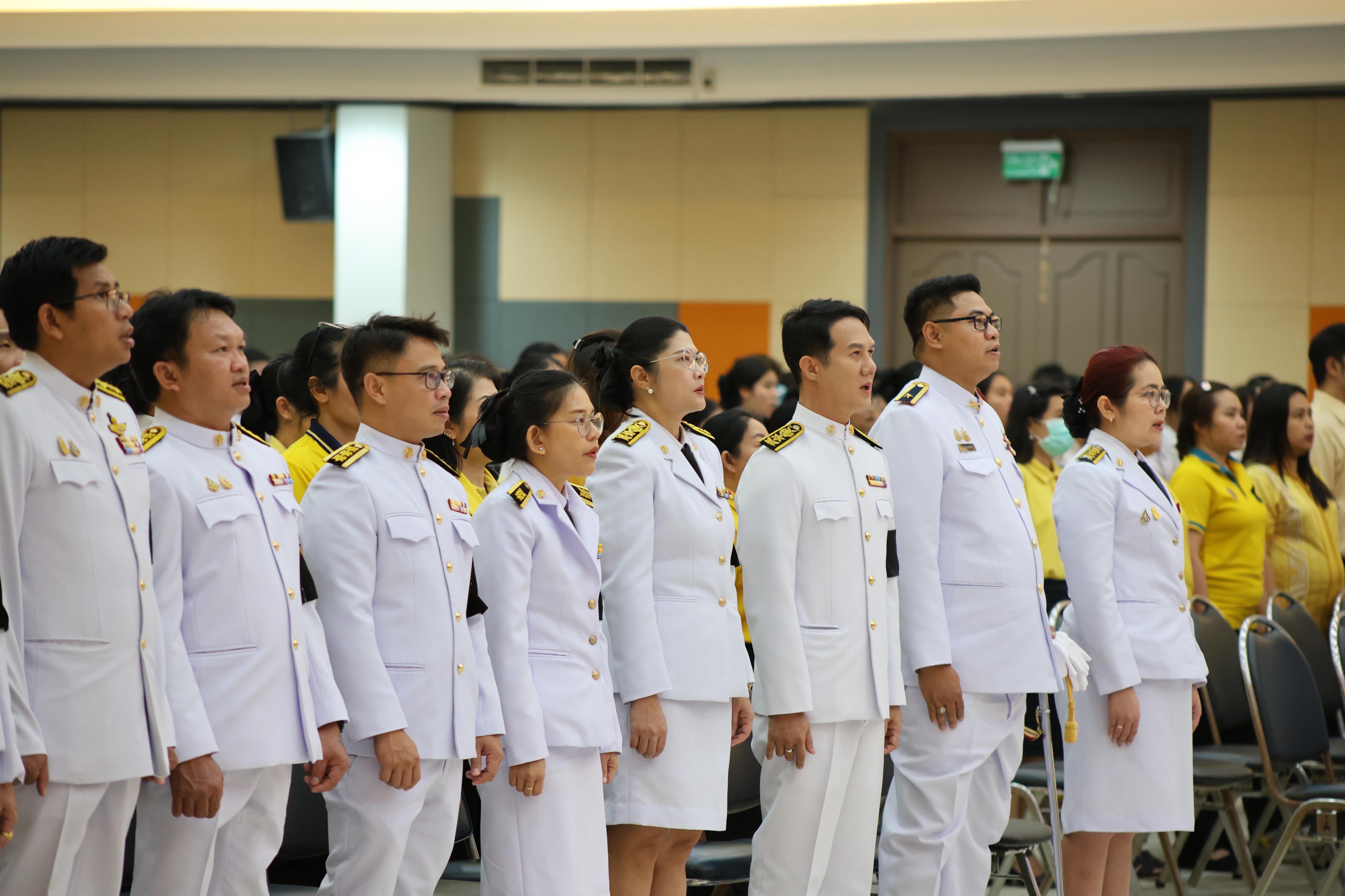 15. พิธีวางพานพุ่มถวายราชสักการะและพิธีน้อมรำลึก เนื่องในวันคล้ายวันพระบรมราชสมภพพระบาทสมเด็จพระบรมชนกาธิเบศรฯ