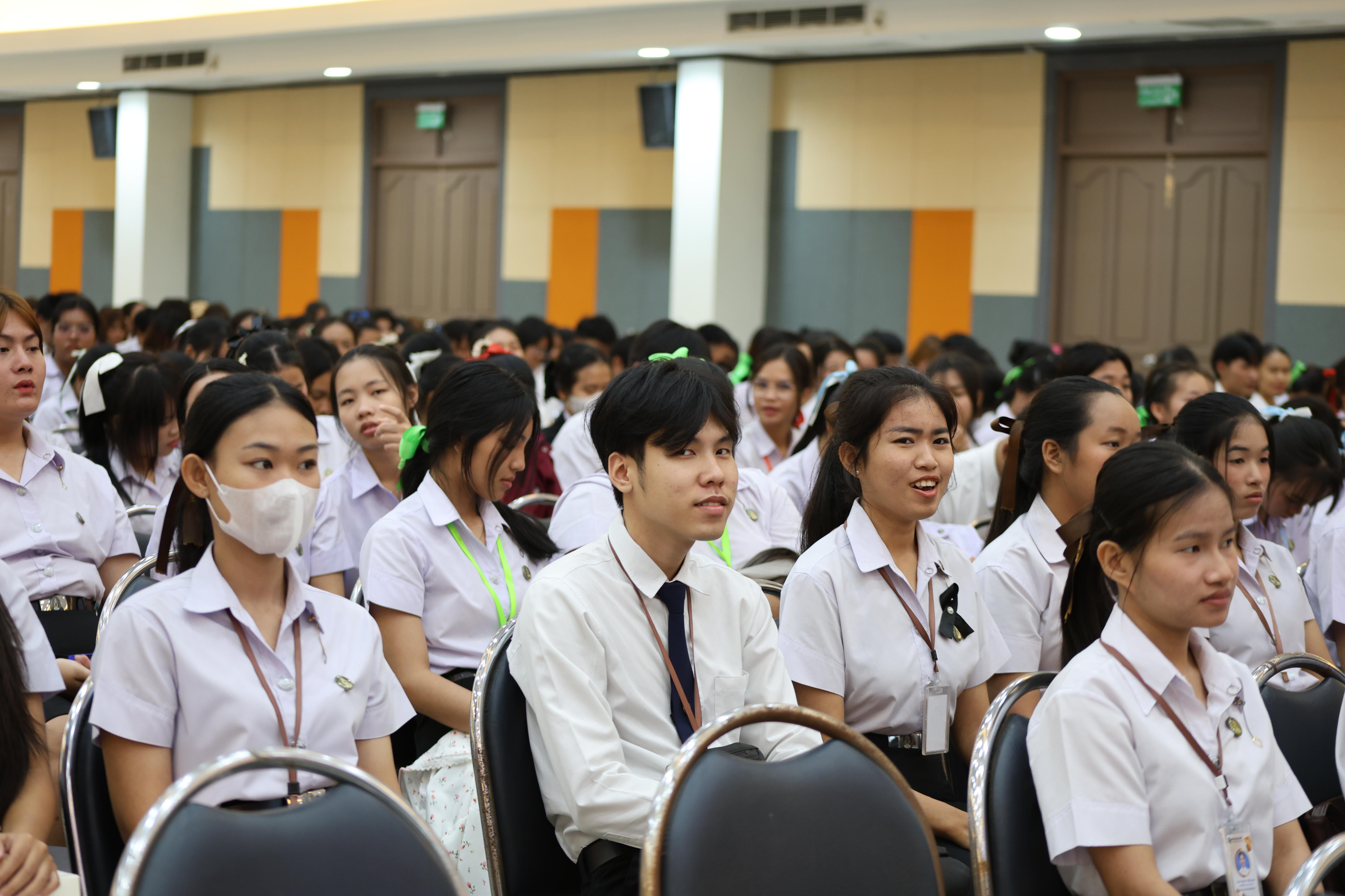 16. พิธีวางพานพุ่มถวายราชสักการะและพิธีน้อมรำลึก เนื่องในวันคล้ายวันพระบรมราชสมภพพระบาทสมเด็จพระบรมชนกาธิเบศรฯ