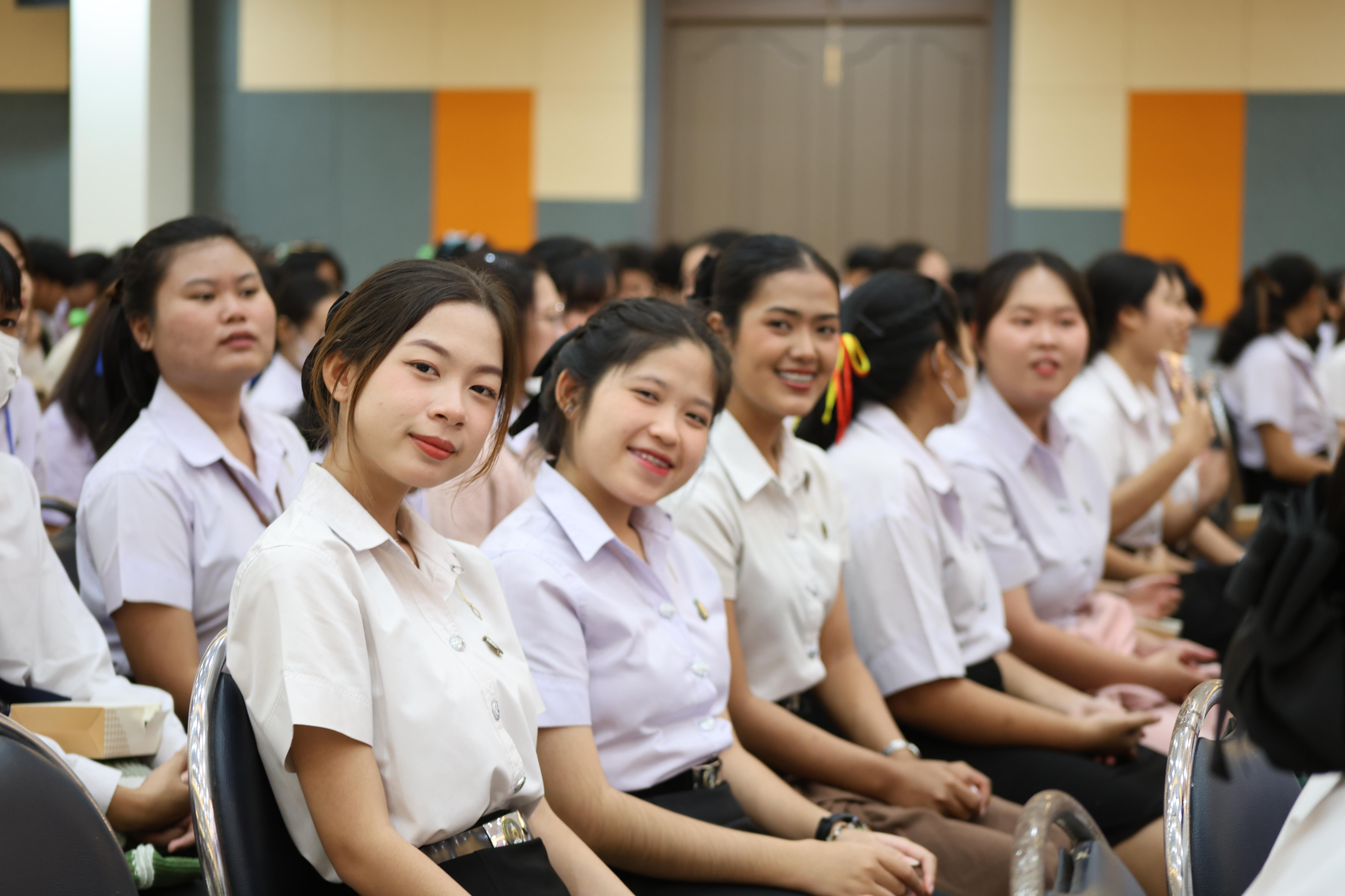 17. พิธีวางพานพุ่มถวายราชสักการะและพิธีน้อมรำลึก เนื่องในวันคล้ายวันพระบรมราชสมภพพระบาทสมเด็จพระบรมชนกาธิเบศรฯ