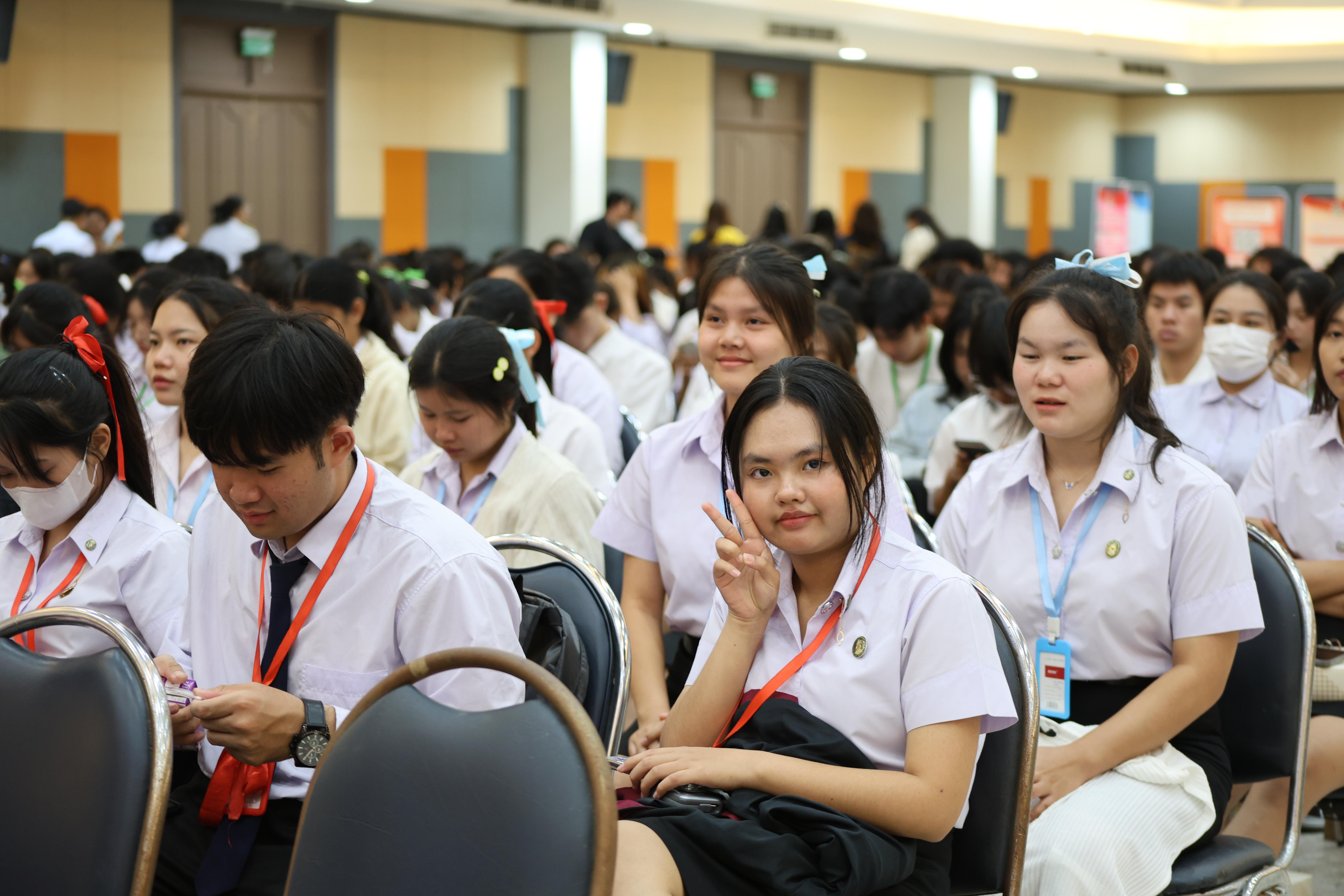 18. พิธีวางพานพุ่มถวายราชสักการะและพิธีน้อมรำลึก เนื่องในวันคล้ายวันพระบรมราชสมภพพระบาทสมเด็จพระบรมชนกาธิเบศรฯ