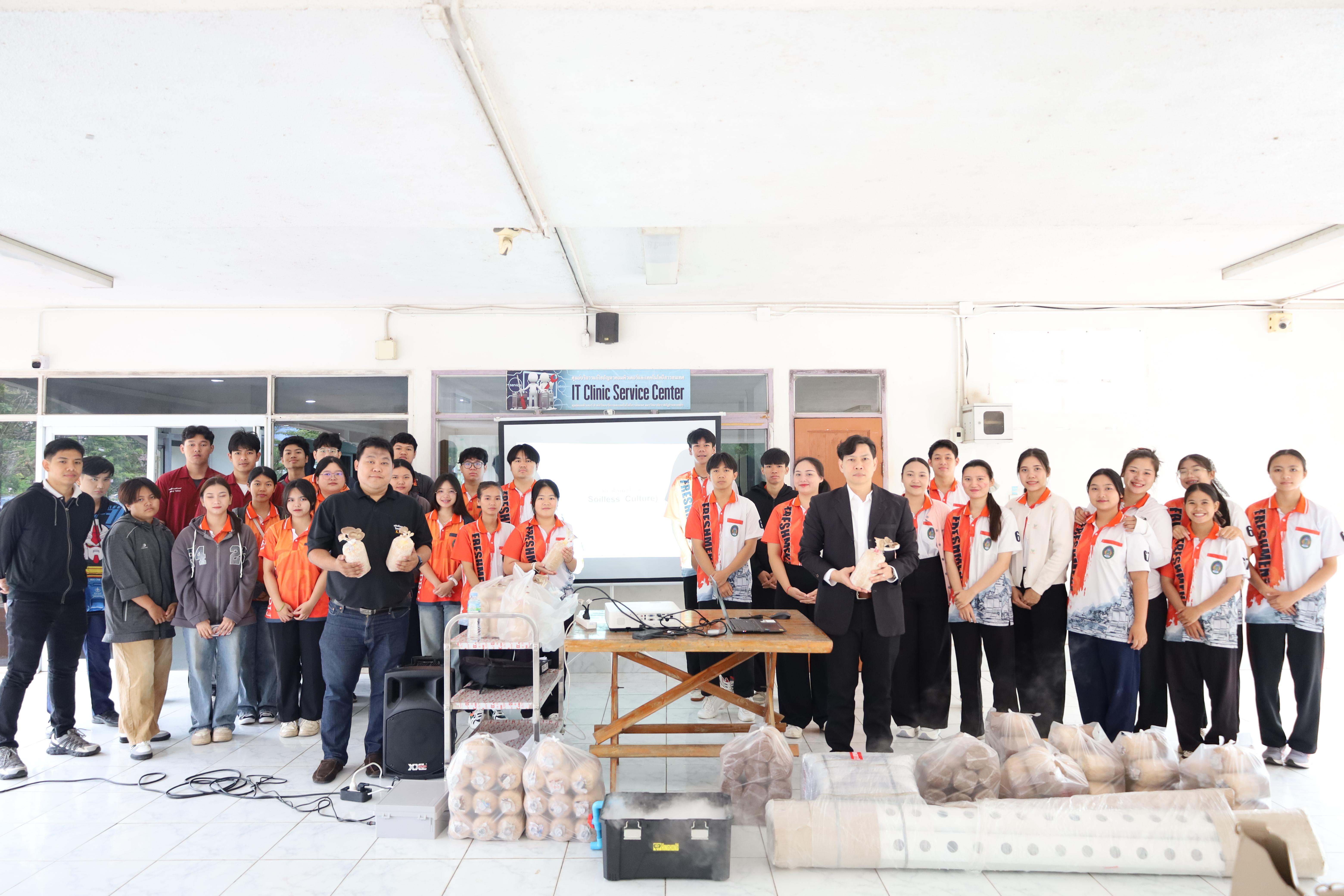 6. การมอบโรงเรือนปลูกพืชไร้ดิน