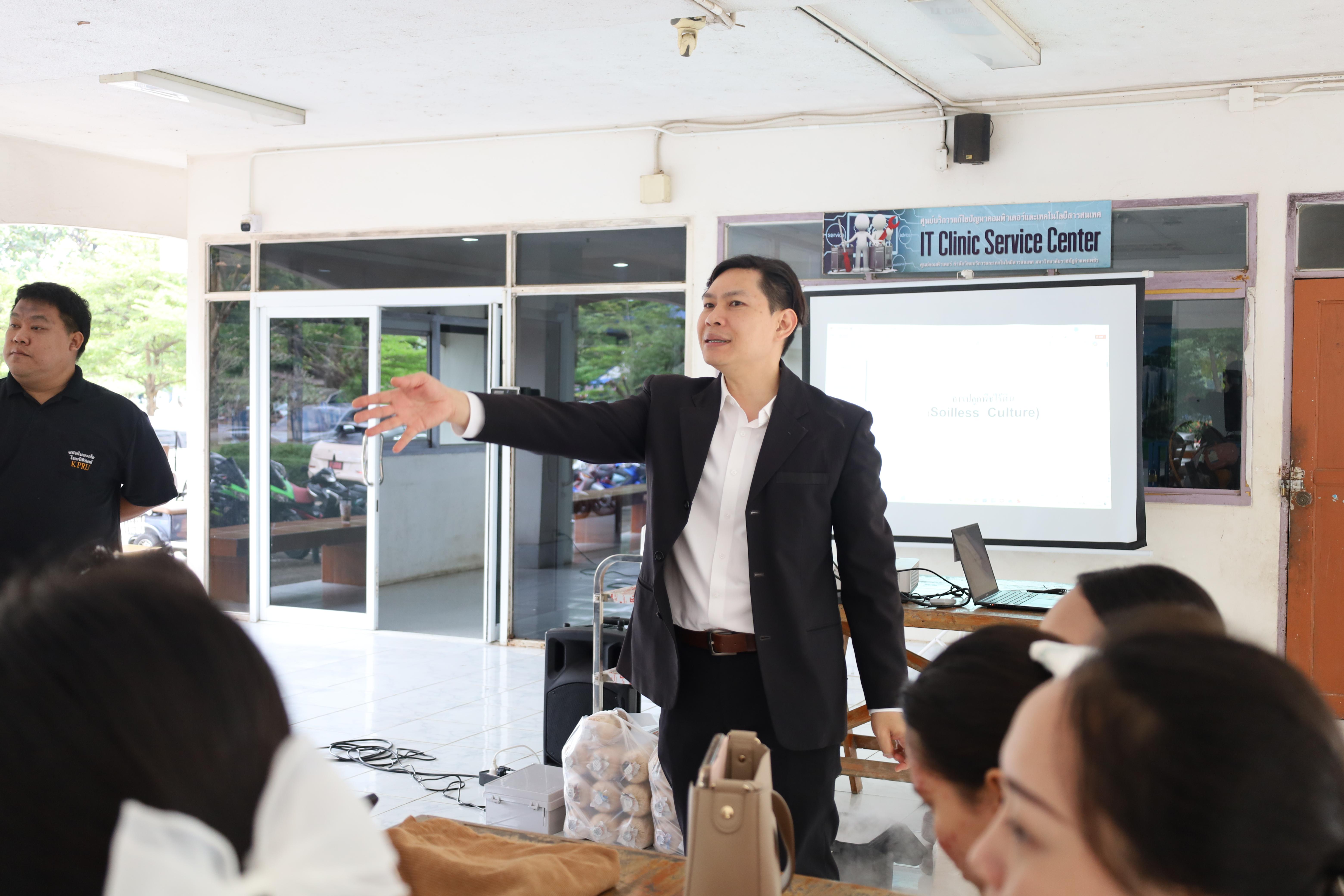 8. การมอบโรงเรือนปลูกพืชไร้ดิน