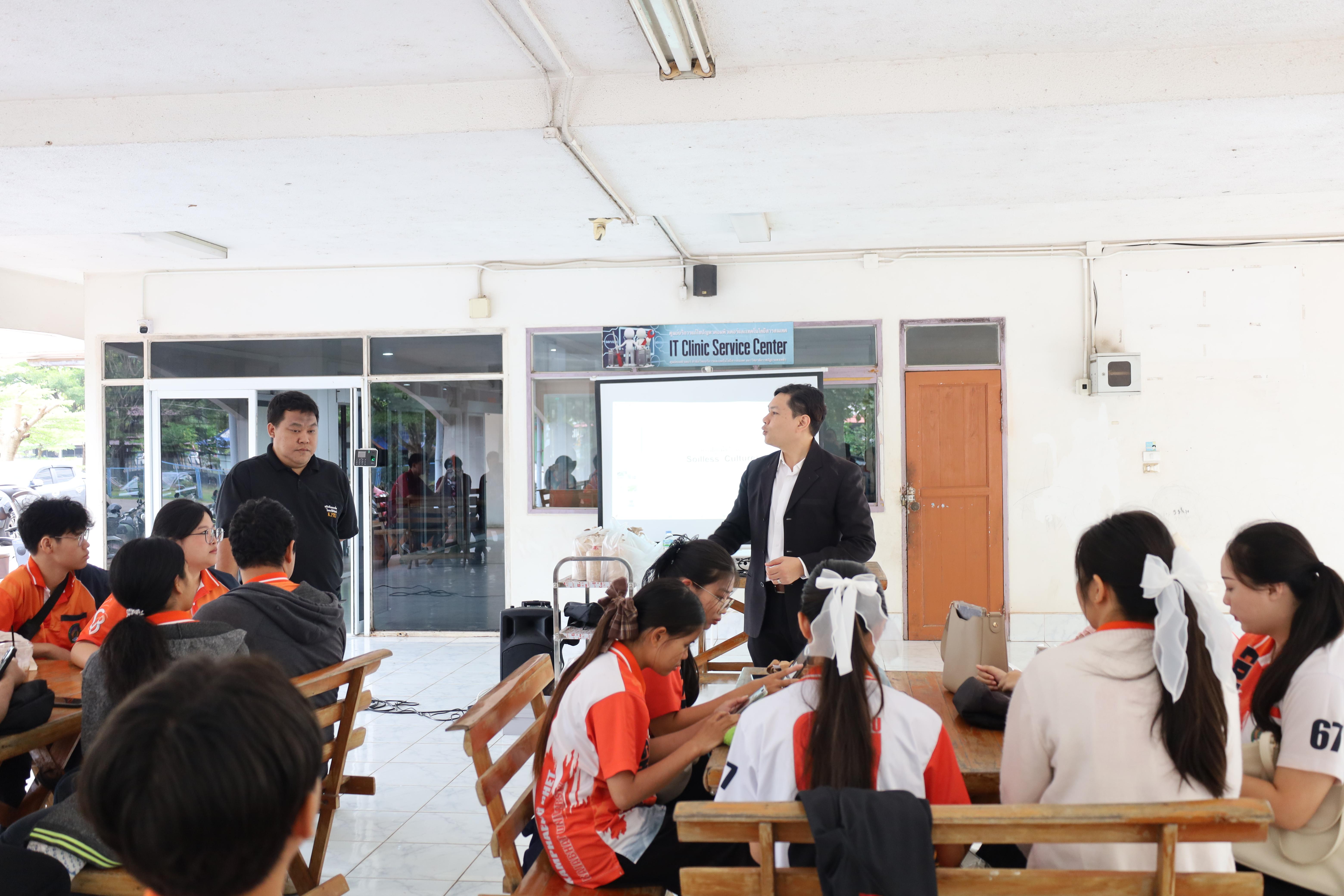 10. การมอบโรงเรือนปลูกพืชไร้ดิน