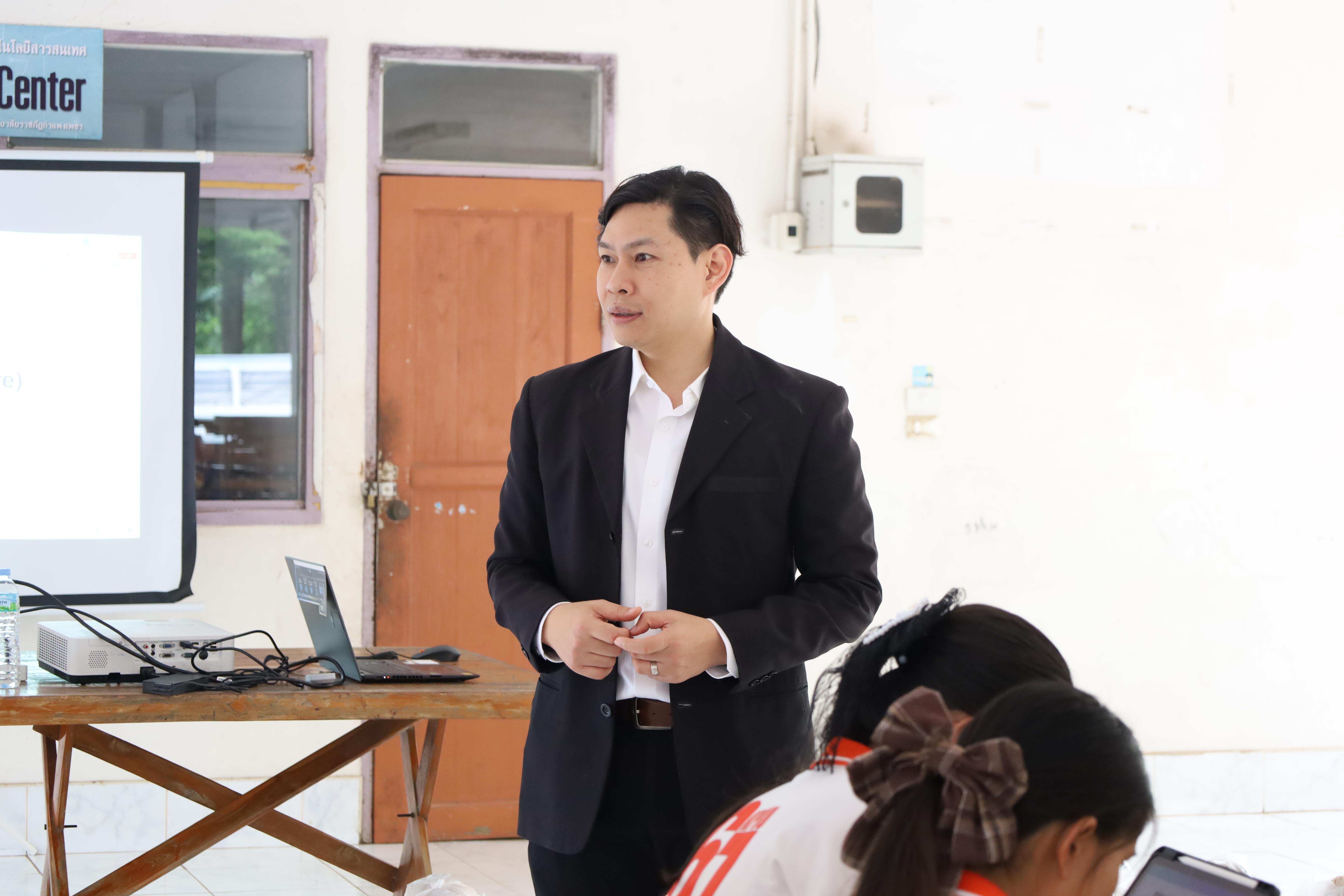 11. การมอบโรงเรือนปลูกพืชไร้ดิน