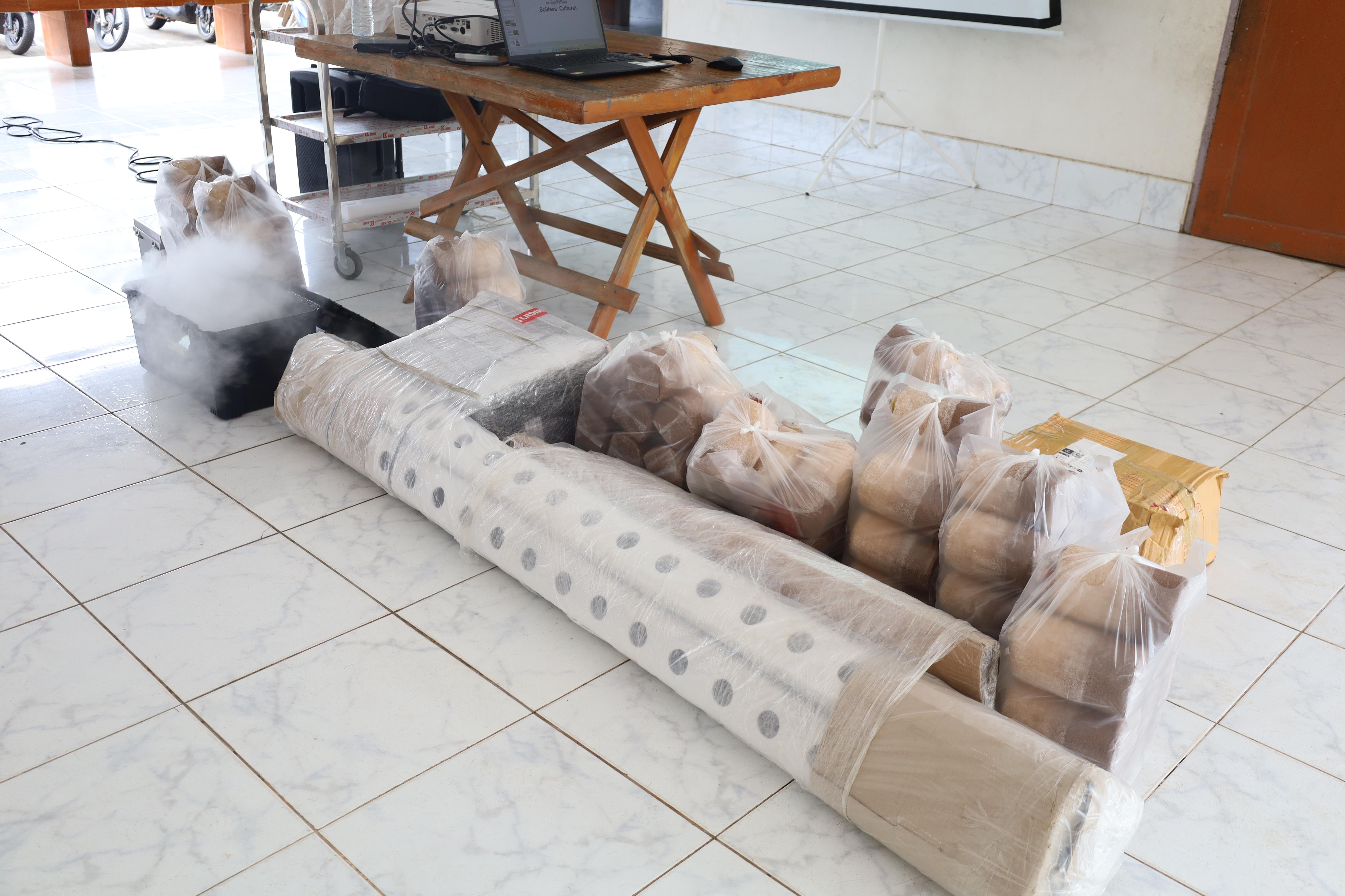 13. การมอบโรงเรือนปลูกพืชไร้ดิน