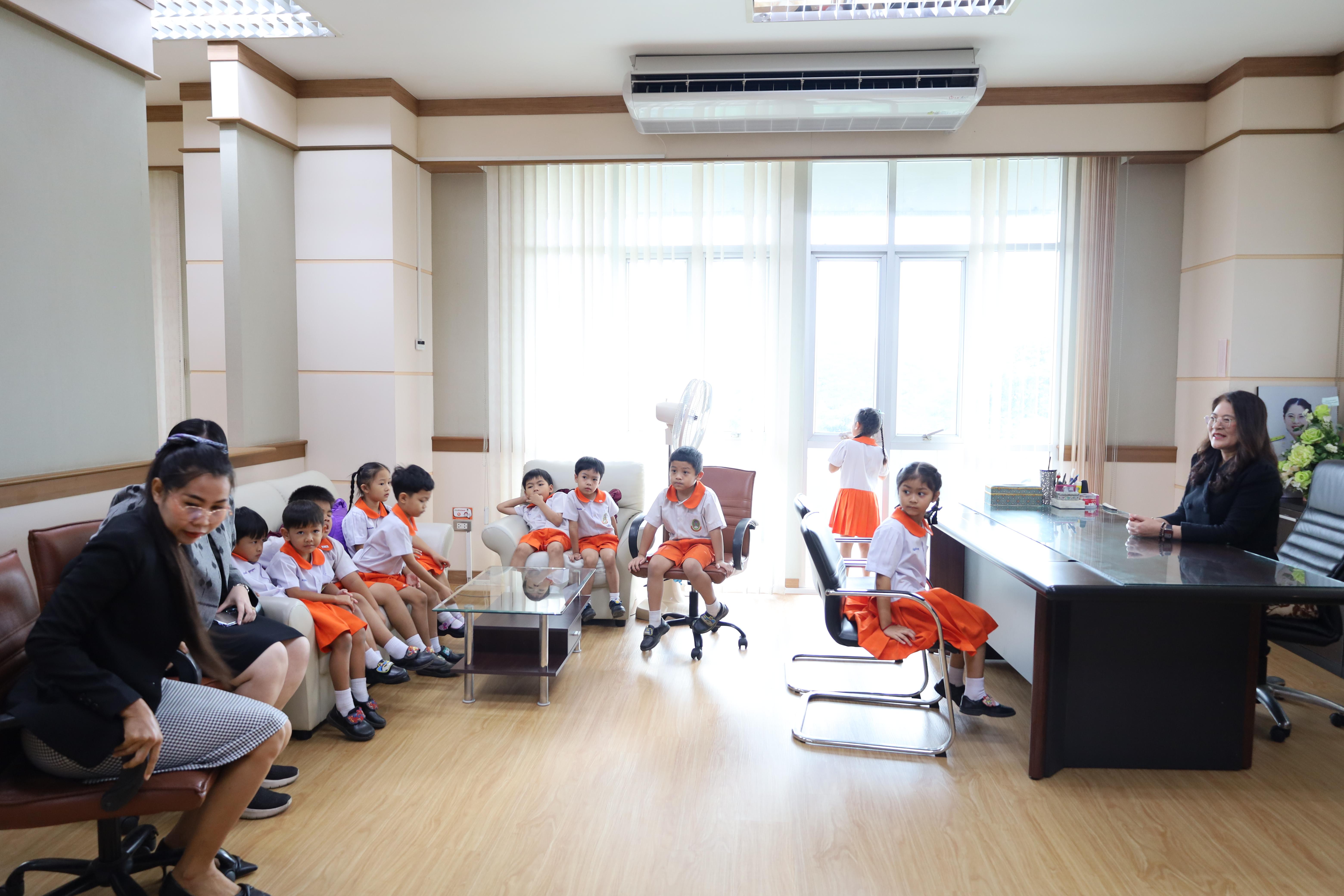 2. นักเรียนอนุบาลราชภัฏกำแพงเพชรเข้าพบอธิการบดี