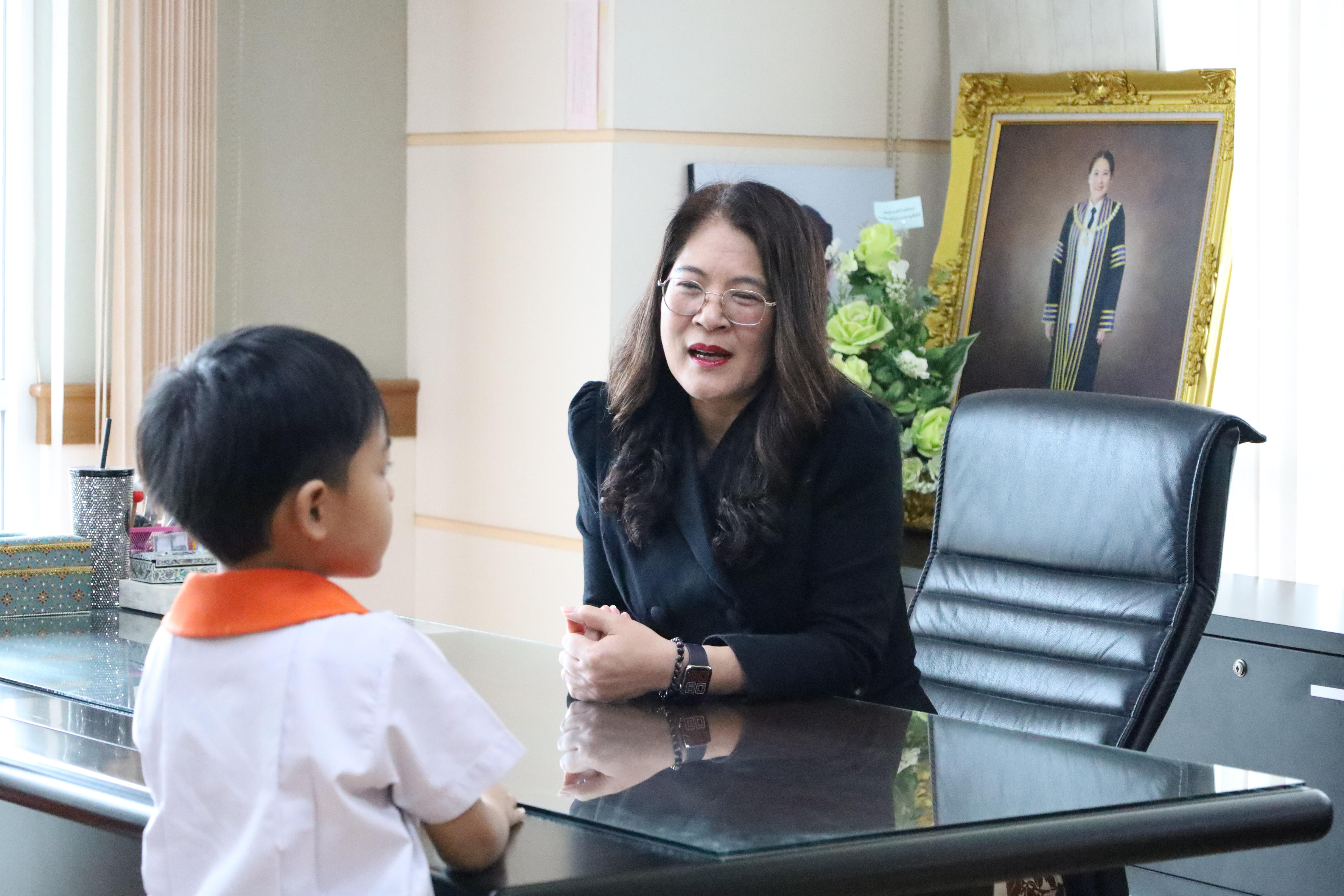 12. นักเรียนอนุบาลราชภัฏกำแพงเพชรเข้าพบอธิการบดี