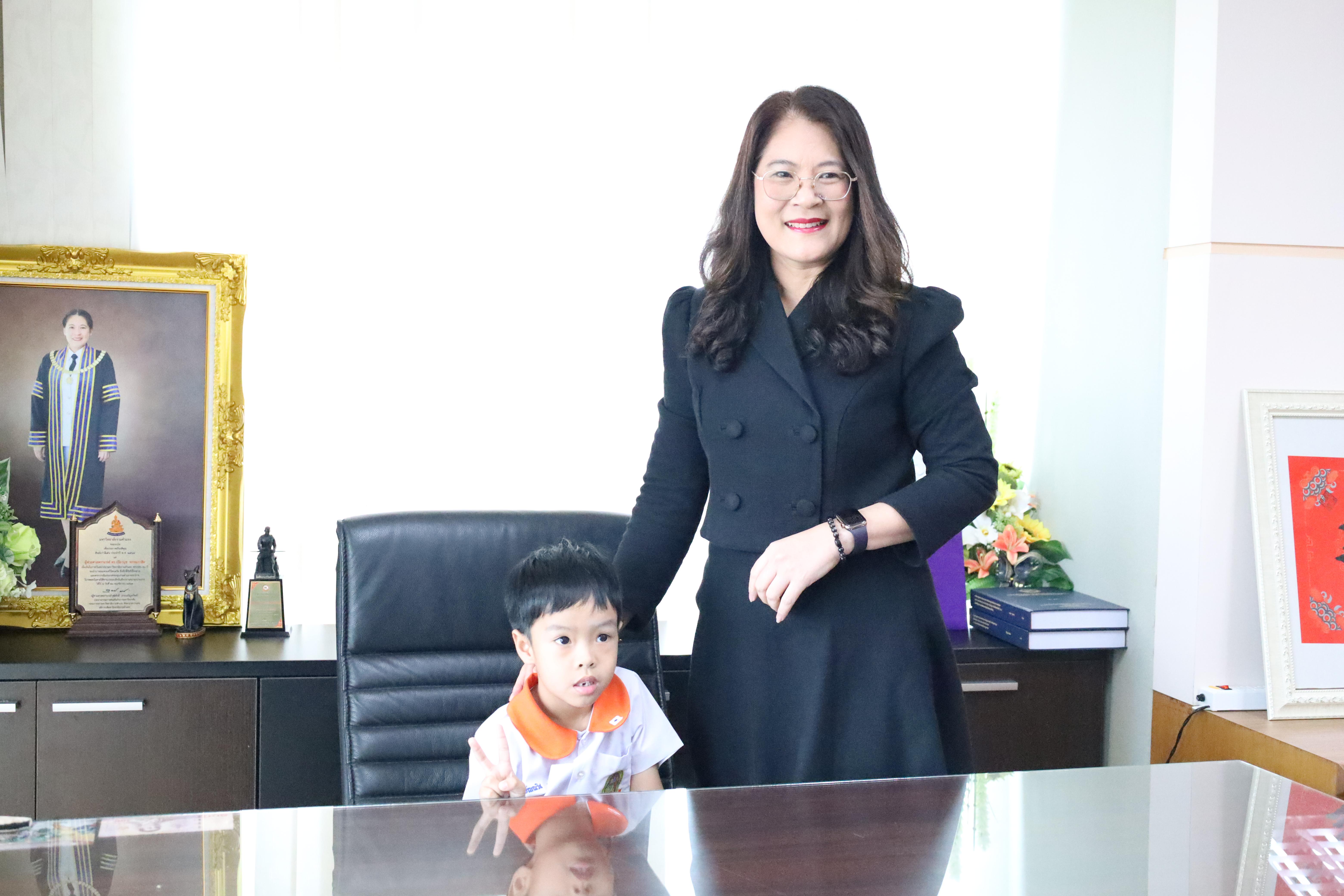 28. นักเรียนอนุบาลราชภัฏกำแพงเพชรเข้าพบอธิการบดี