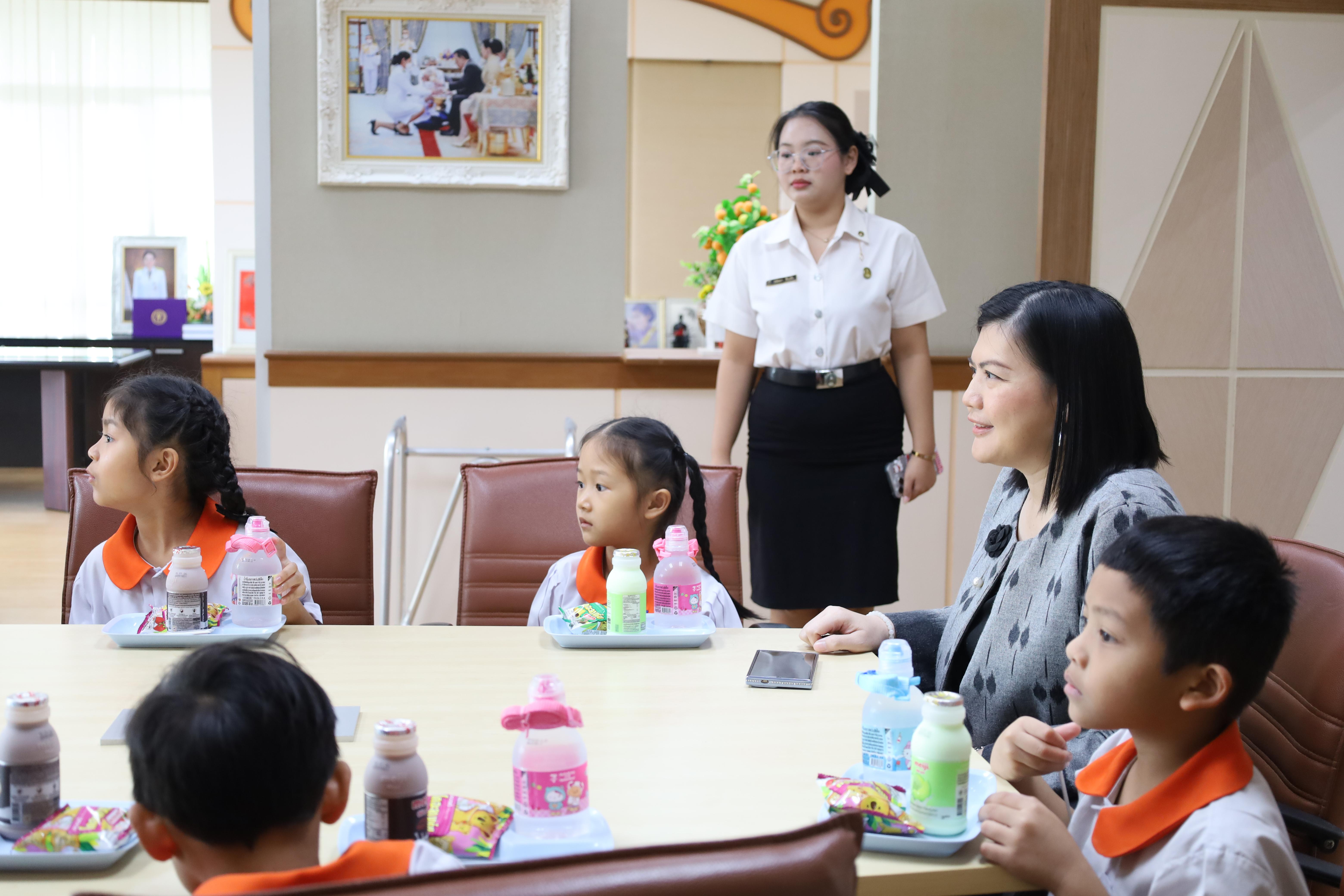 40. นักเรียนอนุบาลราชภัฏกำแพงเพชรเข้าพบอธิการบดี