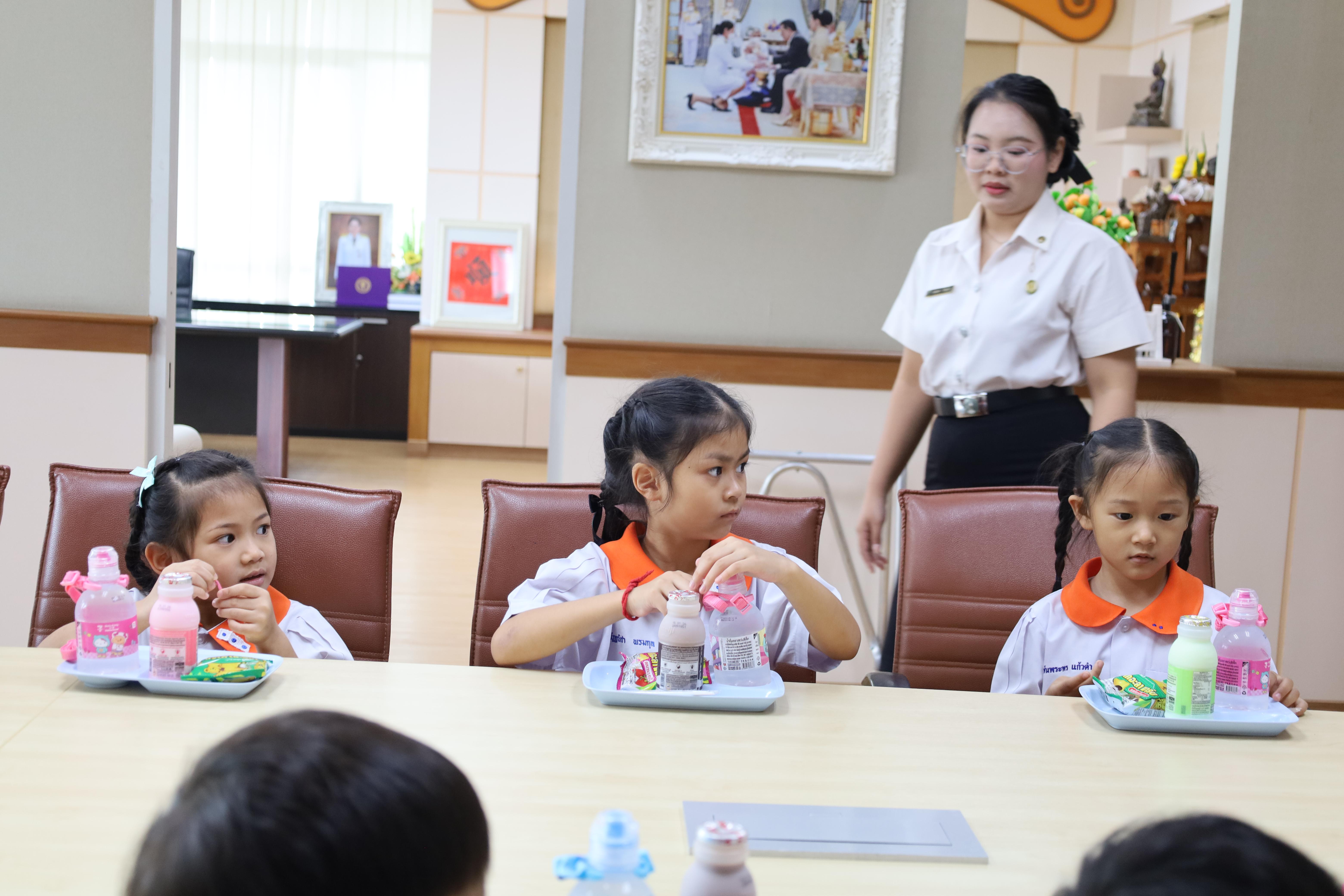 42. นักเรียนอนุบาลราชภัฏกำแพงเพชรเข้าพบอธิการบดี