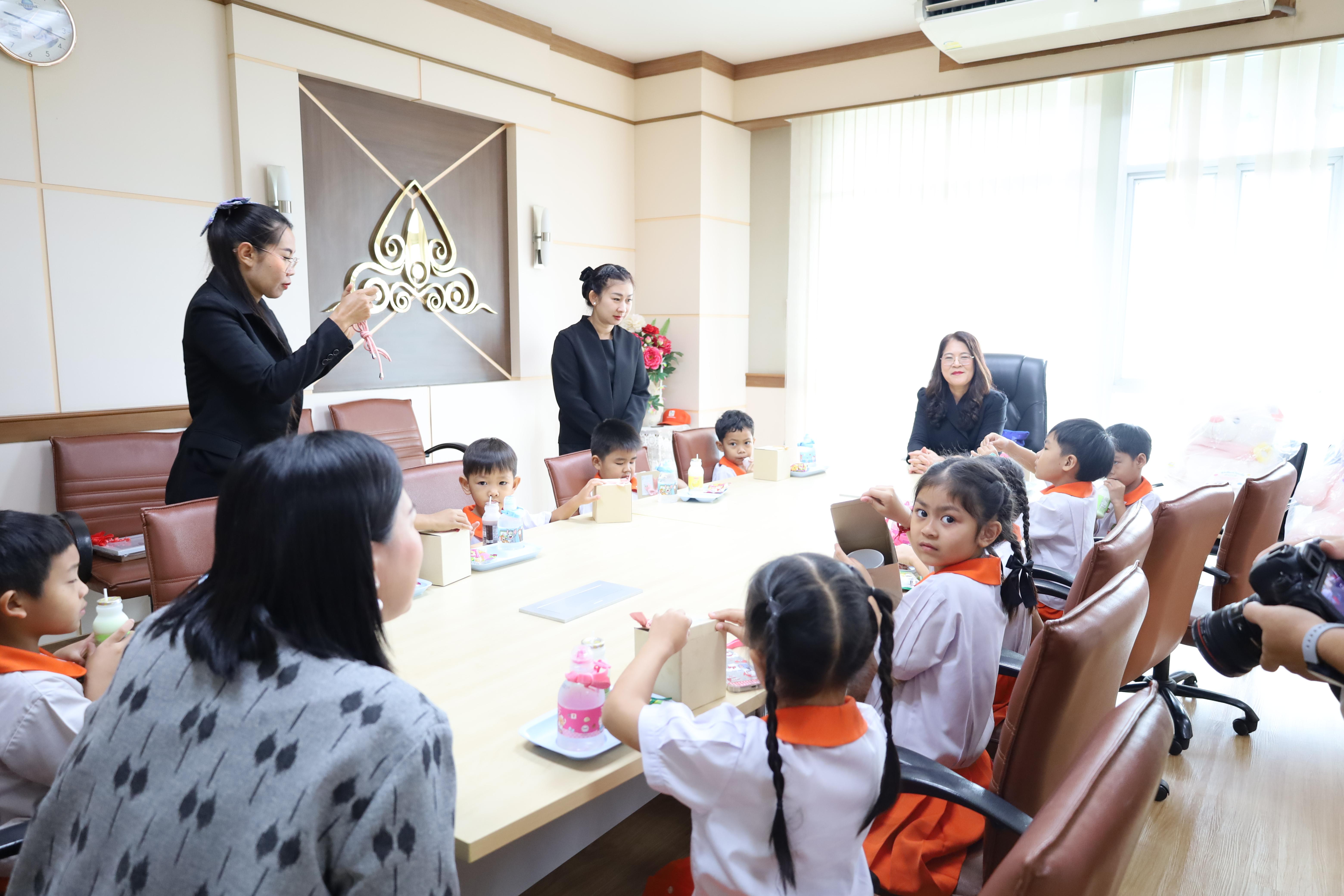 49. นักเรียนอนุบาลราชภัฏกำแพงเพชรเข้าพบอธิการบดี