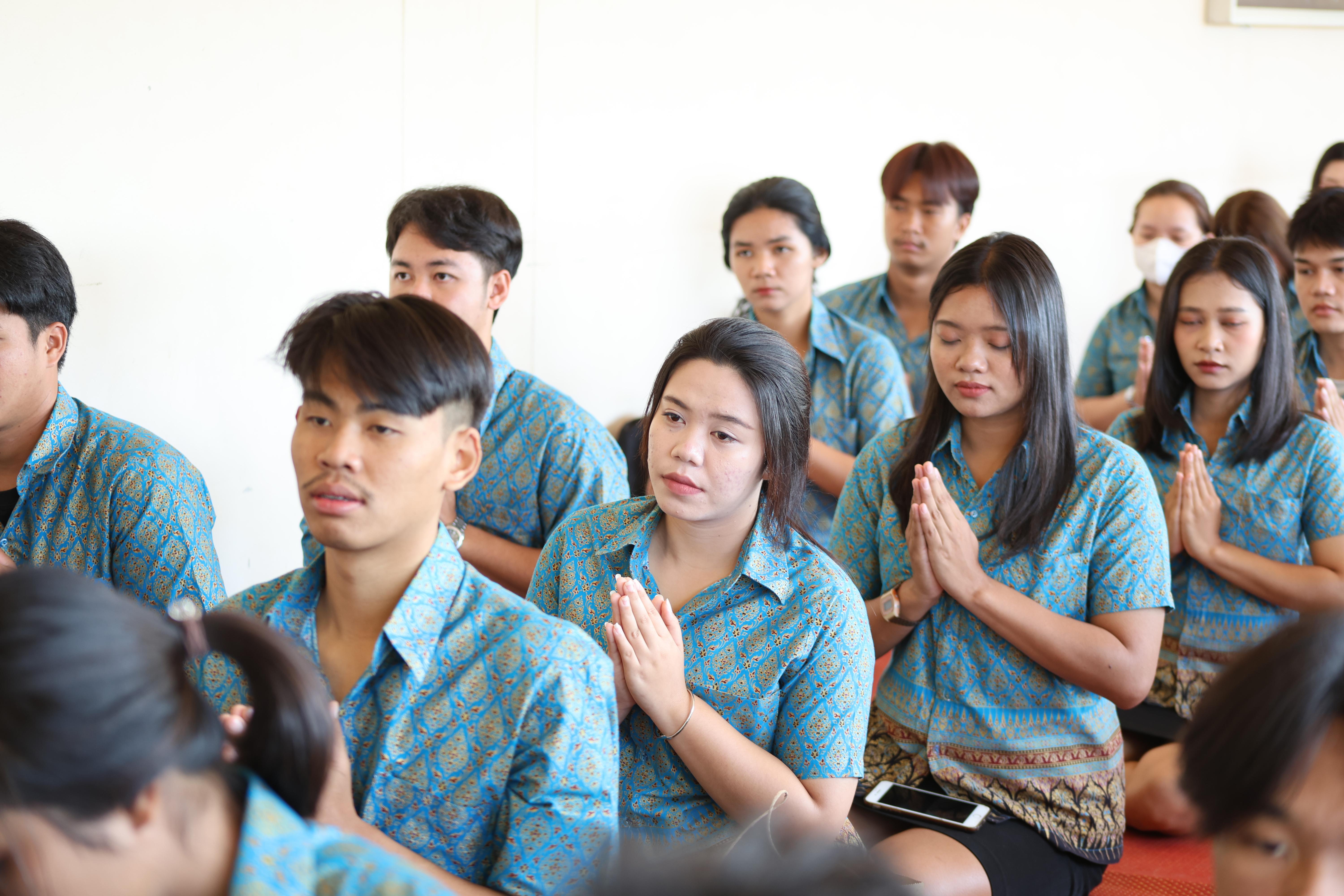 16. ทำบุญปีใหม่โปรแกรมวิชาพลศึกษา