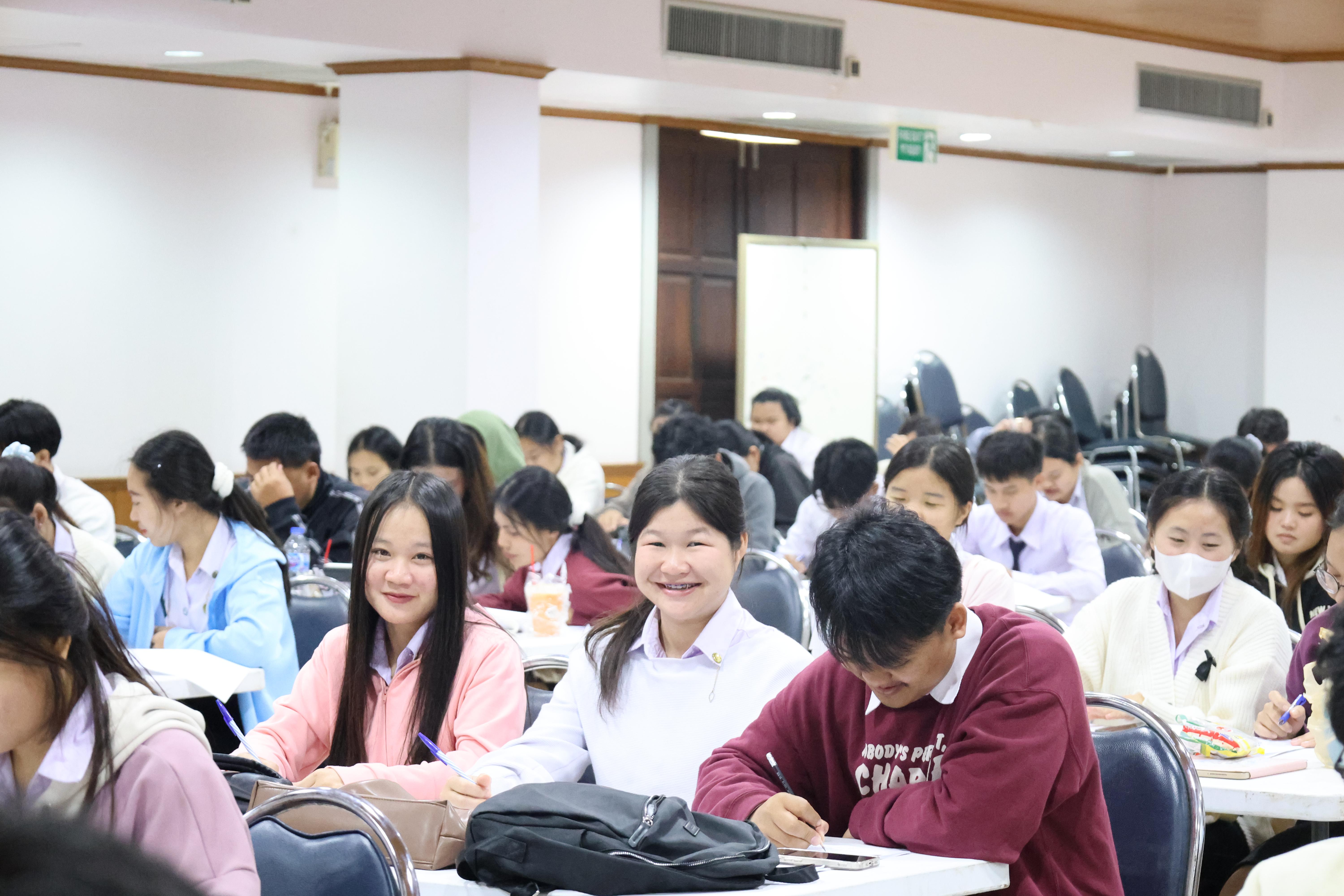 4. กิจกรรมอบรมสัมมนาเชิงปฏิบัติการพัฒนาทักษะนักศึกษาตามฐานสมรรถนะชั้นปีที่ 3 "ครูนักภาษา"