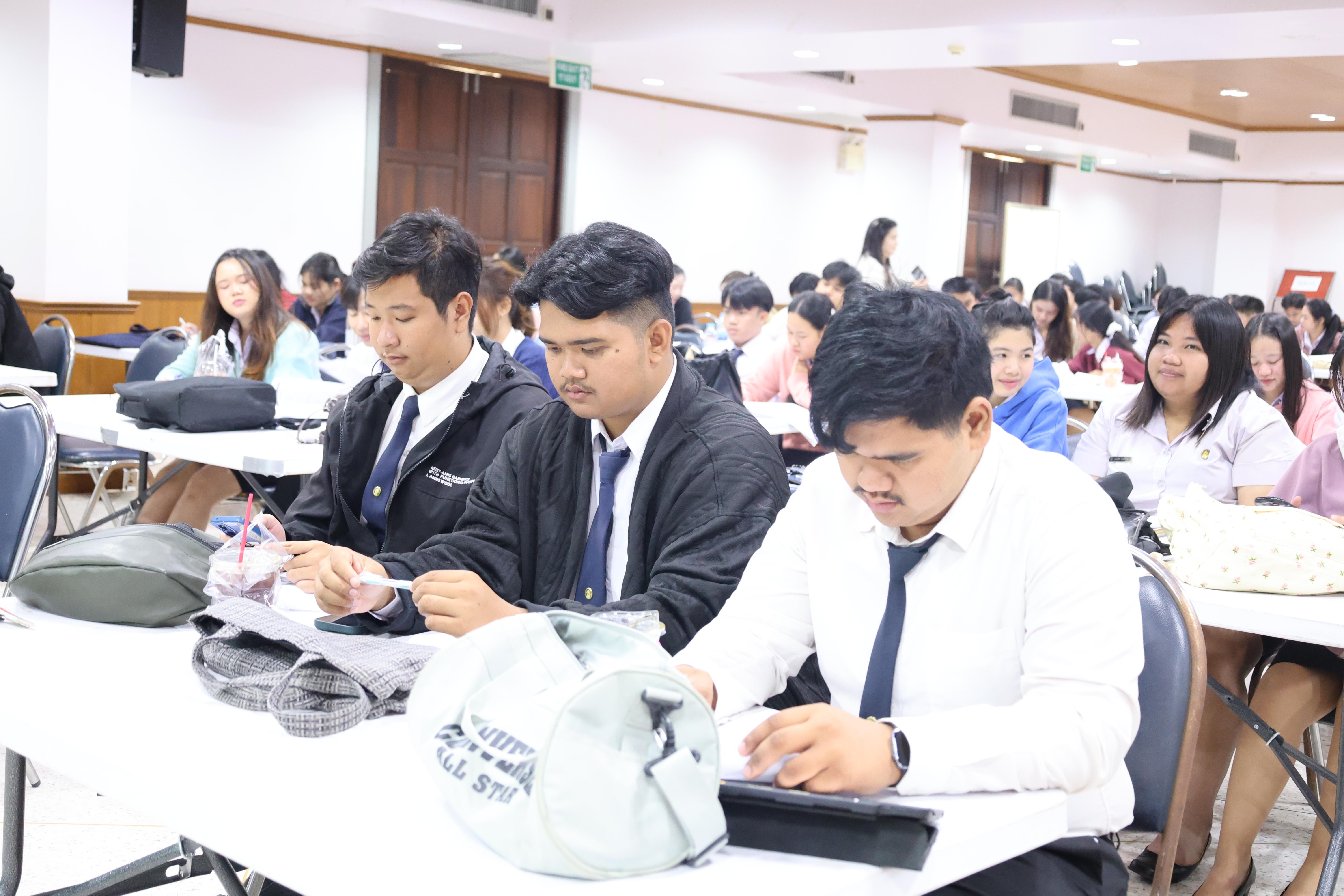 6. กิจกรรมอบรมสัมมนาเชิงปฏิบัติการพัฒนาทักษะนักศึกษาตามฐานสมรรถนะชั้นปีที่ 3 "ครูนักภาษา"