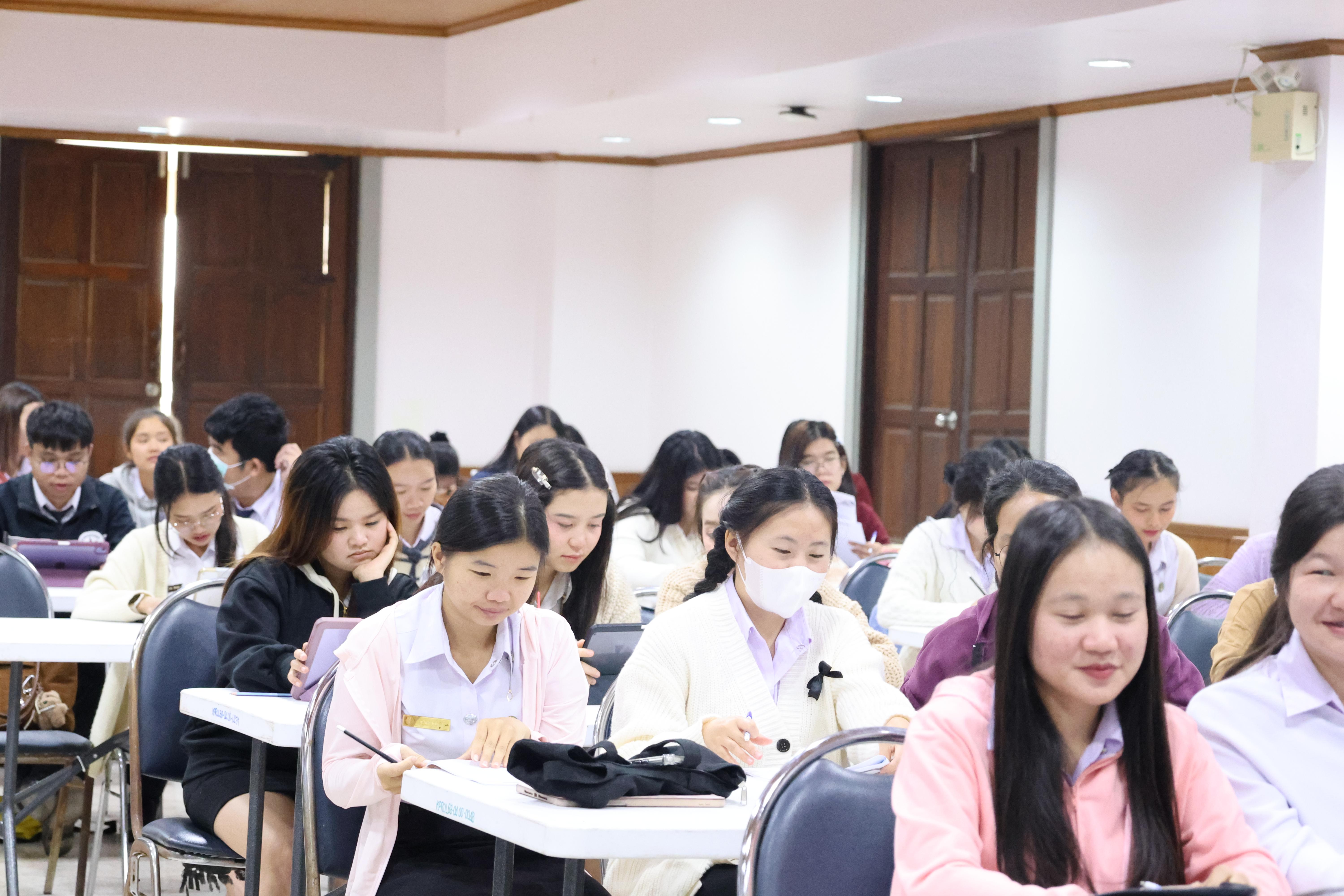 8. กิจกรรมอบรมสัมมนาเชิงปฏิบัติการพัฒนาทักษะนักศึกษาตามฐานสมรรถนะชั้นปีที่ 3 "ครูนักภาษา"