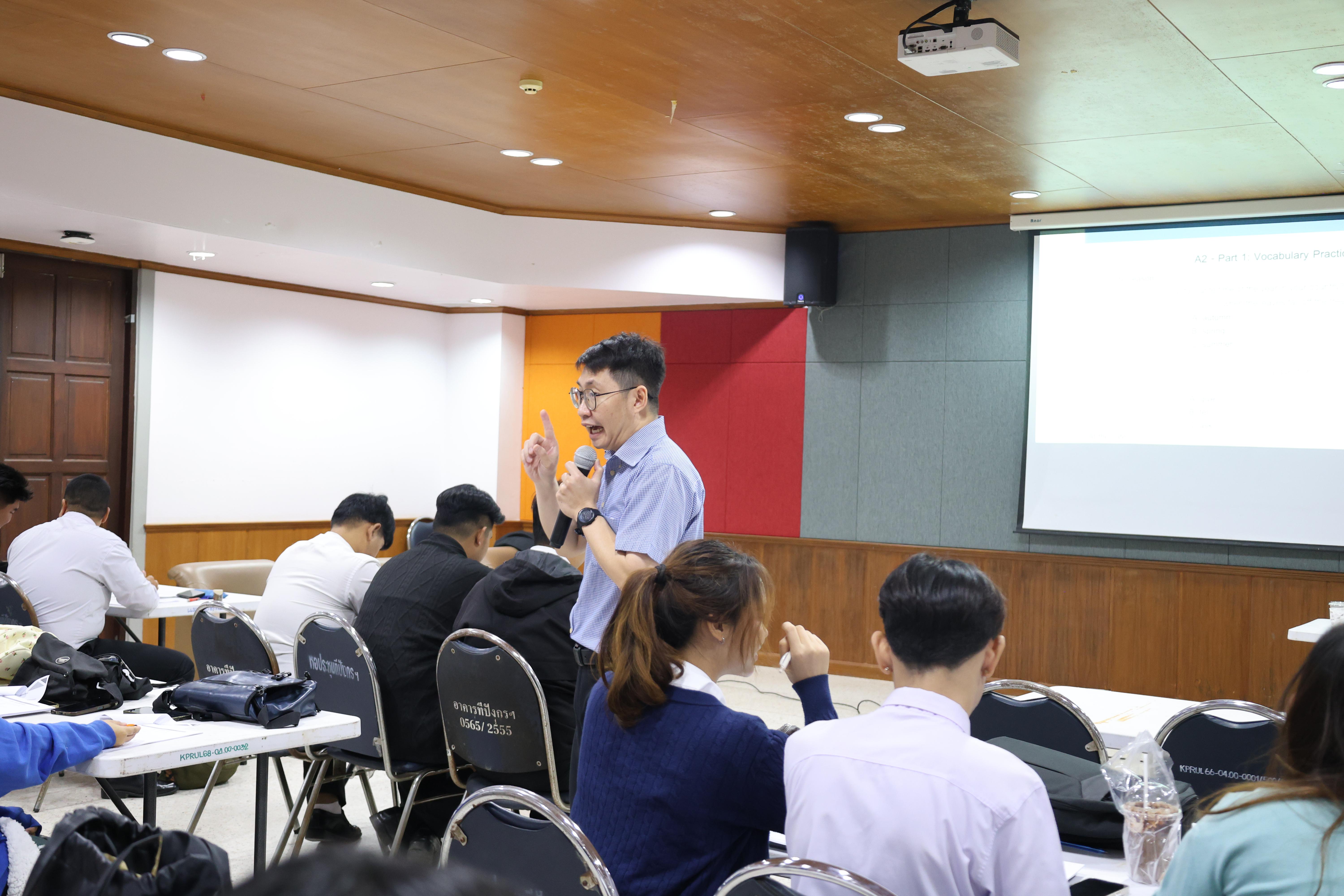 10. กิจกรรมอบรมสัมมนาเชิงปฏิบัติการพัฒนาทักษะนักศึกษาตามฐานสมรรถนะชั้นปีที่ 3 "ครูนักภาษา"