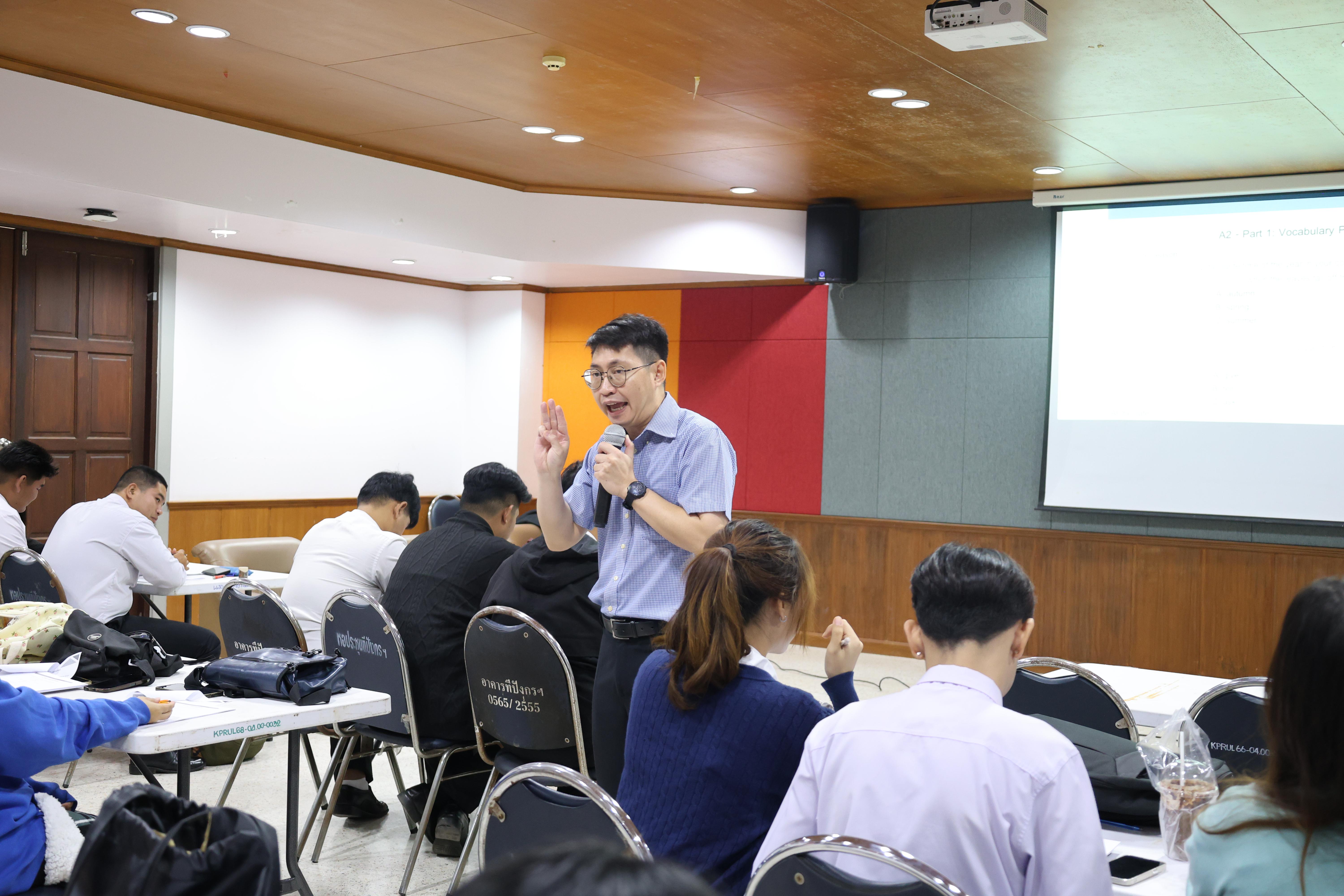 11. กิจกรรมอบรมสัมมนาเชิงปฏิบัติการพัฒนาทักษะนักศึกษาตามฐานสมรรถนะชั้นปีที่ 3 "ครูนักภาษา"