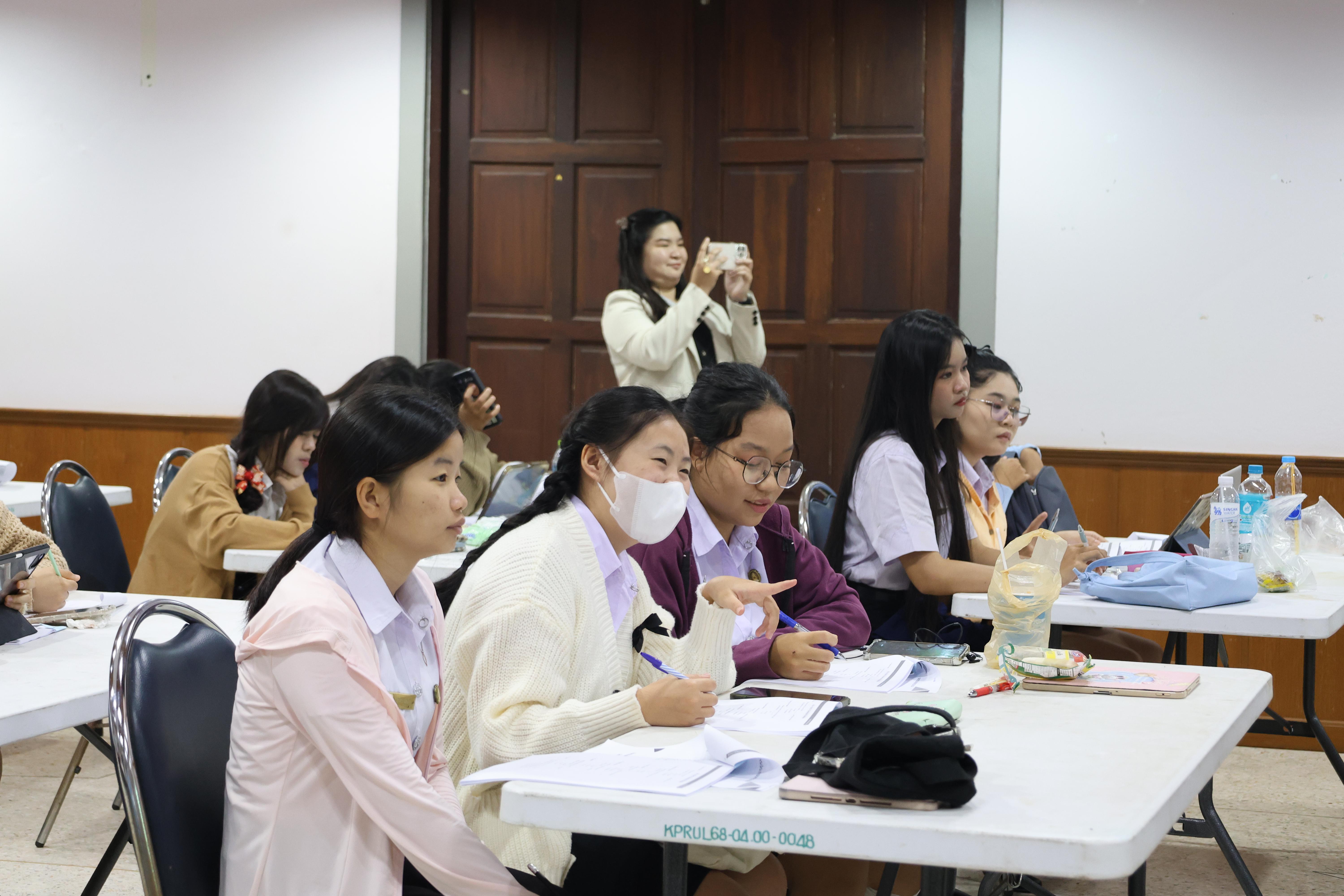 12. กิจกรรมอบรมสัมมนาเชิงปฏิบัติการพัฒนาทักษะนักศึกษาตามฐานสมรรถนะชั้นปีที่ 3 "ครูนักภาษา"