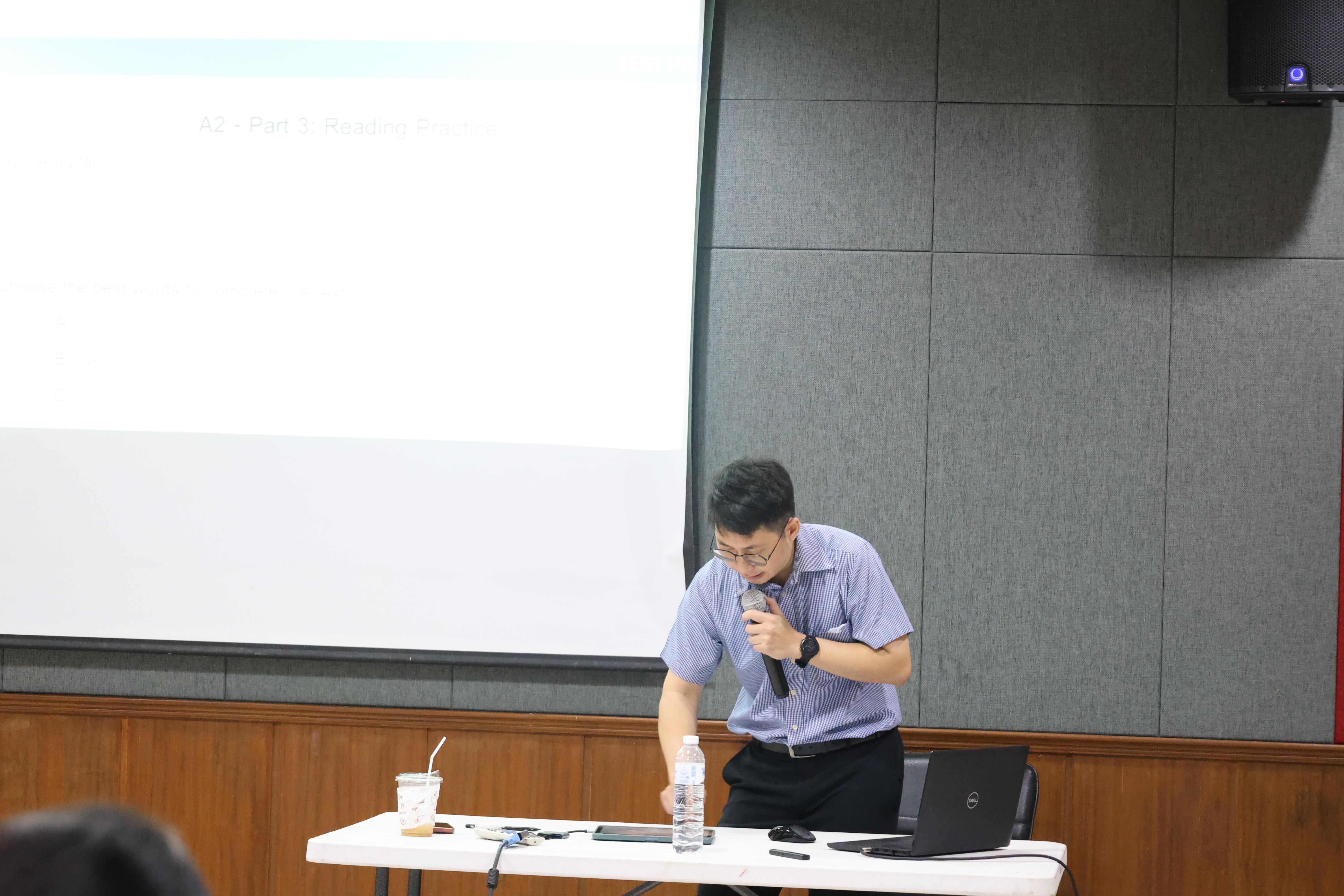 17. กิจกรรมอบรมสัมมนาเชิงปฏิบัติการพัฒนาทักษะนักศึกษาตามฐานสมรรถนะชั้นปีที่ 3 "ครูนักภาษา"