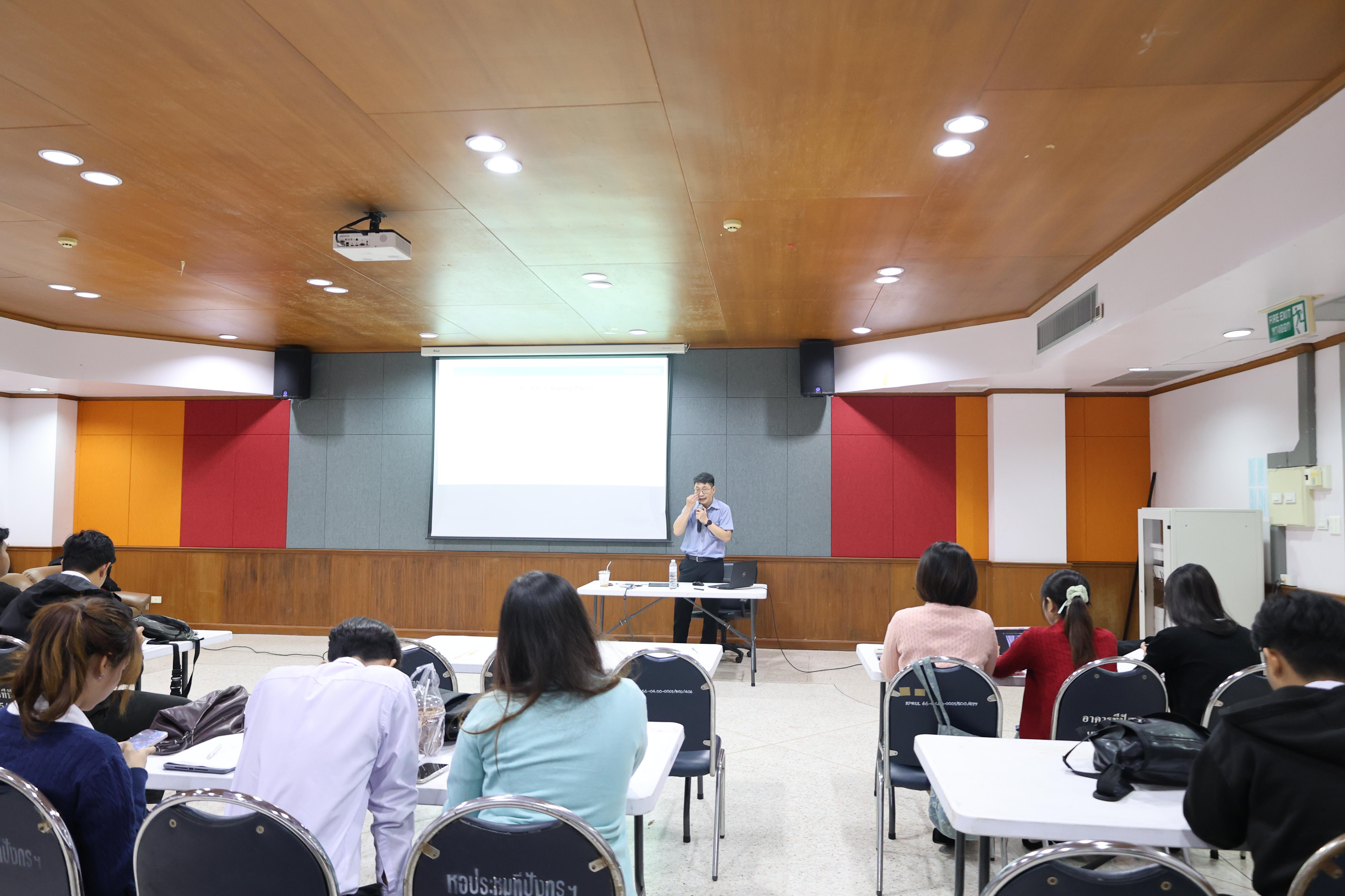 18. กิจกรรมอบรมสัมมนาเชิงปฏิบัติการพัฒนาทักษะนักศึกษาตามฐานสมรรถนะชั้นปีที่ 3 "ครูนักภาษา"