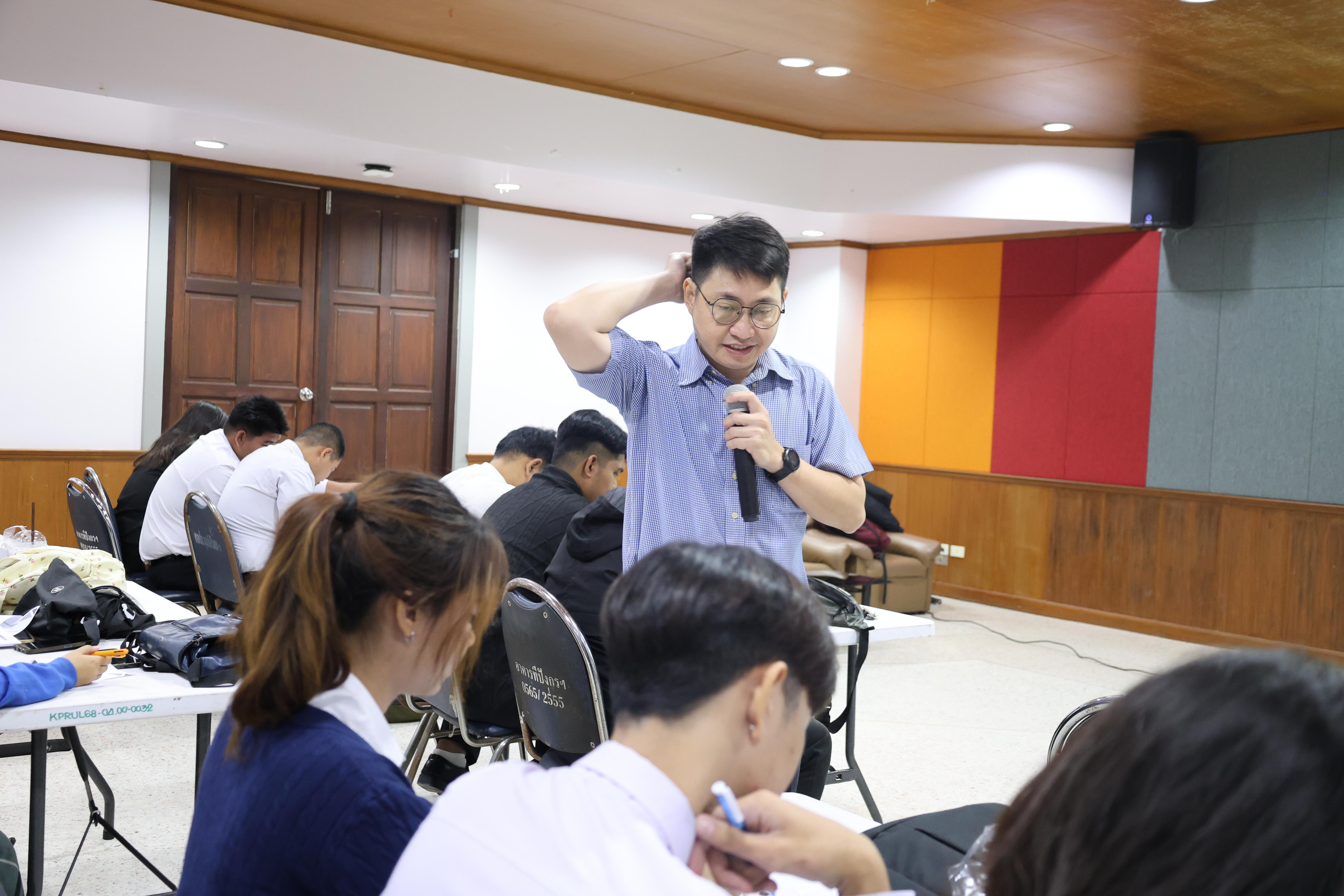 21. กิจกรรมอบรมสัมมนาเชิงปฏิบัติการพัฒนาทักษะนักศึกษาตามฐานสมรรถนะชั้นปีที่ 3 "ครูนักภาษา"