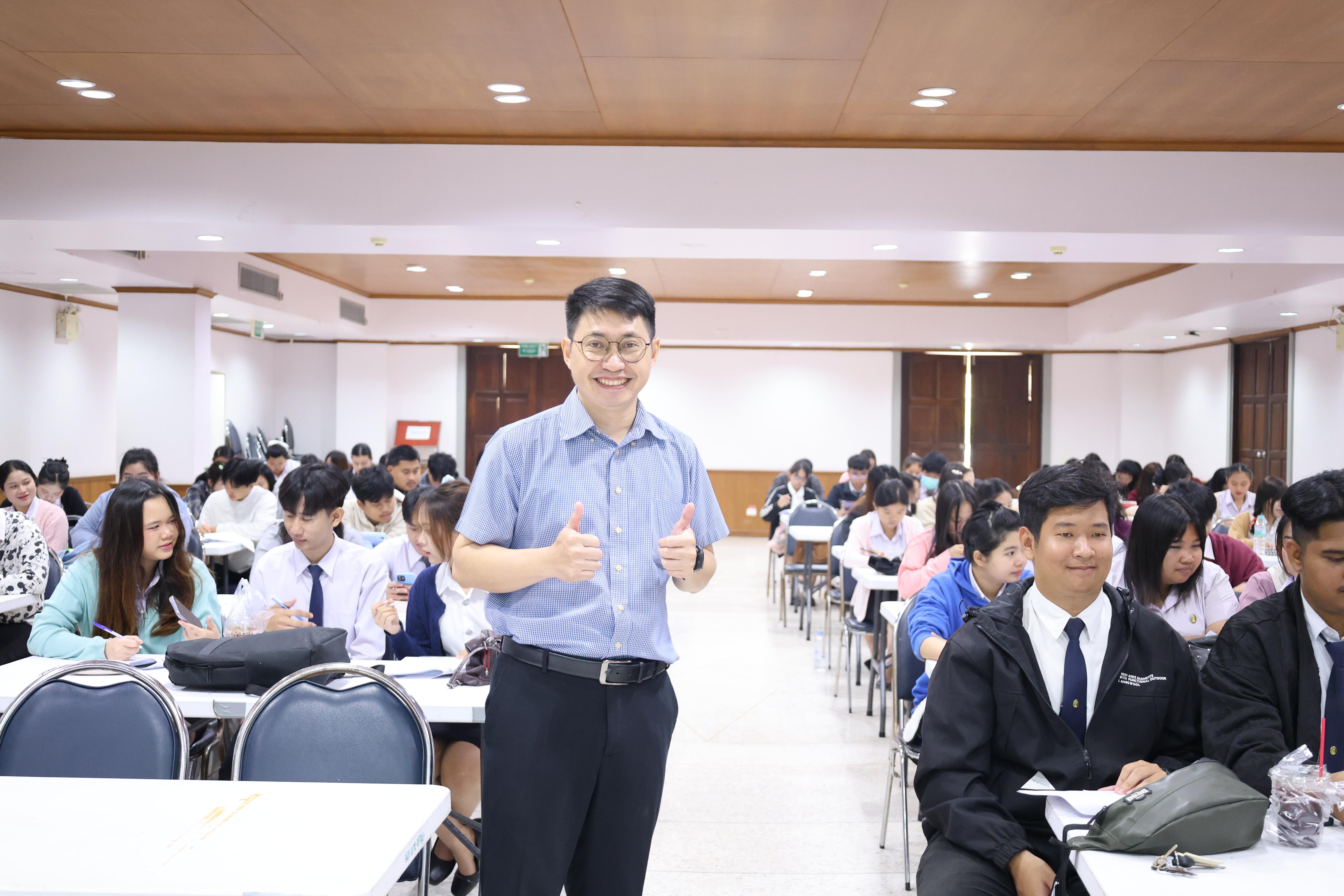 24. กิจกรรมอบรมสัมมนาเชิงปฏิบัติการพัฒนาทักษะนักศึกษาตามฐานสมรรถนะชั้นปีที่ 3 "ครูนักภาษา"