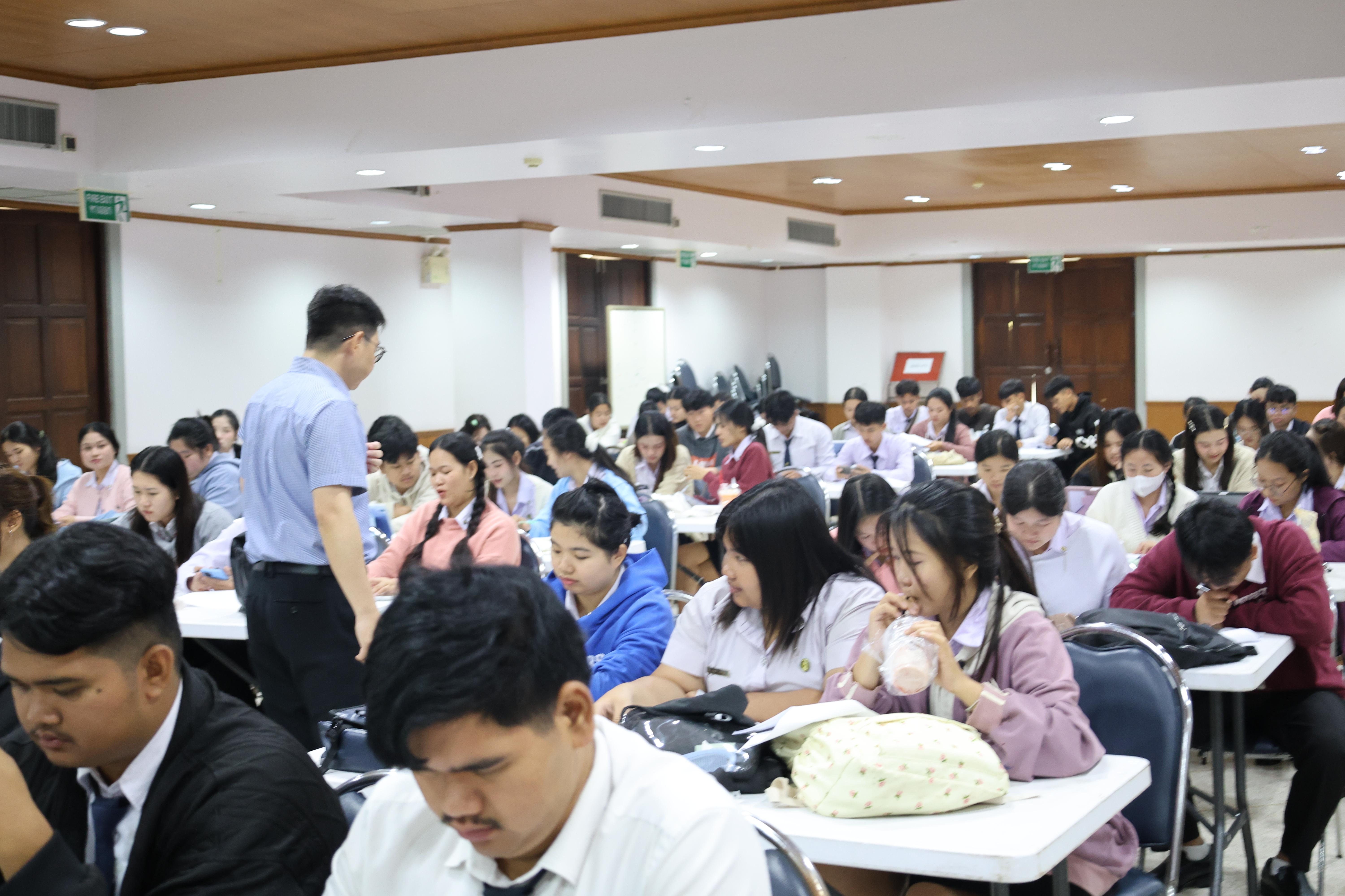 27. กิจกรรมอบรมสัมมนาเชิงปฏิบัติการพัฒนาทักษะนักศึกษาตามฐานสมรรถนะชั้นปีที่ 3 "ครูนักภาษา"