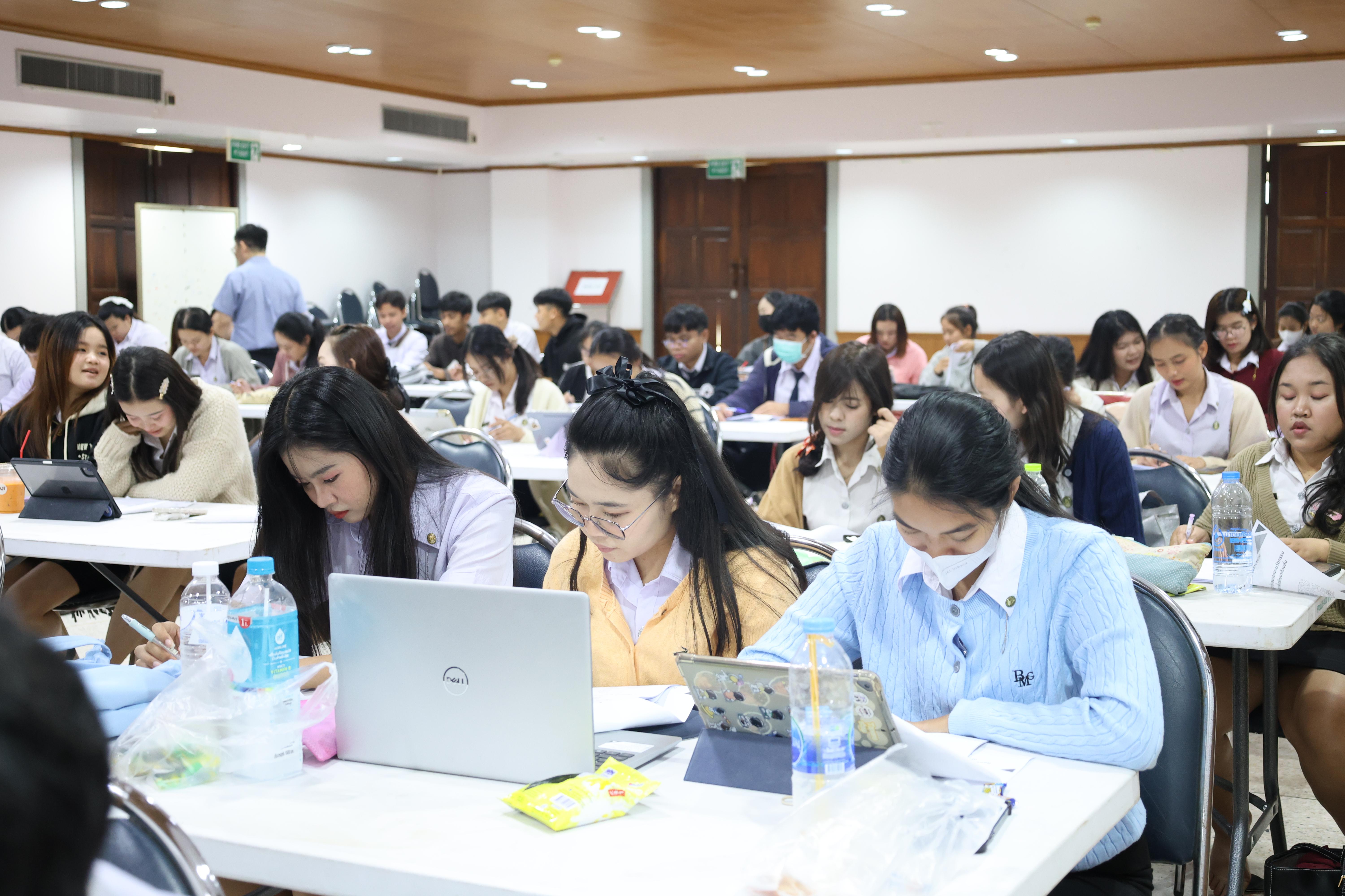 30. กิจกรรมอบรมสัมมนาเชิงปฏิบัติการพัฒนาทักษะนักศึกษาตามฐานสมรรถนะชั้นปีที่ 3 "ครูนักภาษา"