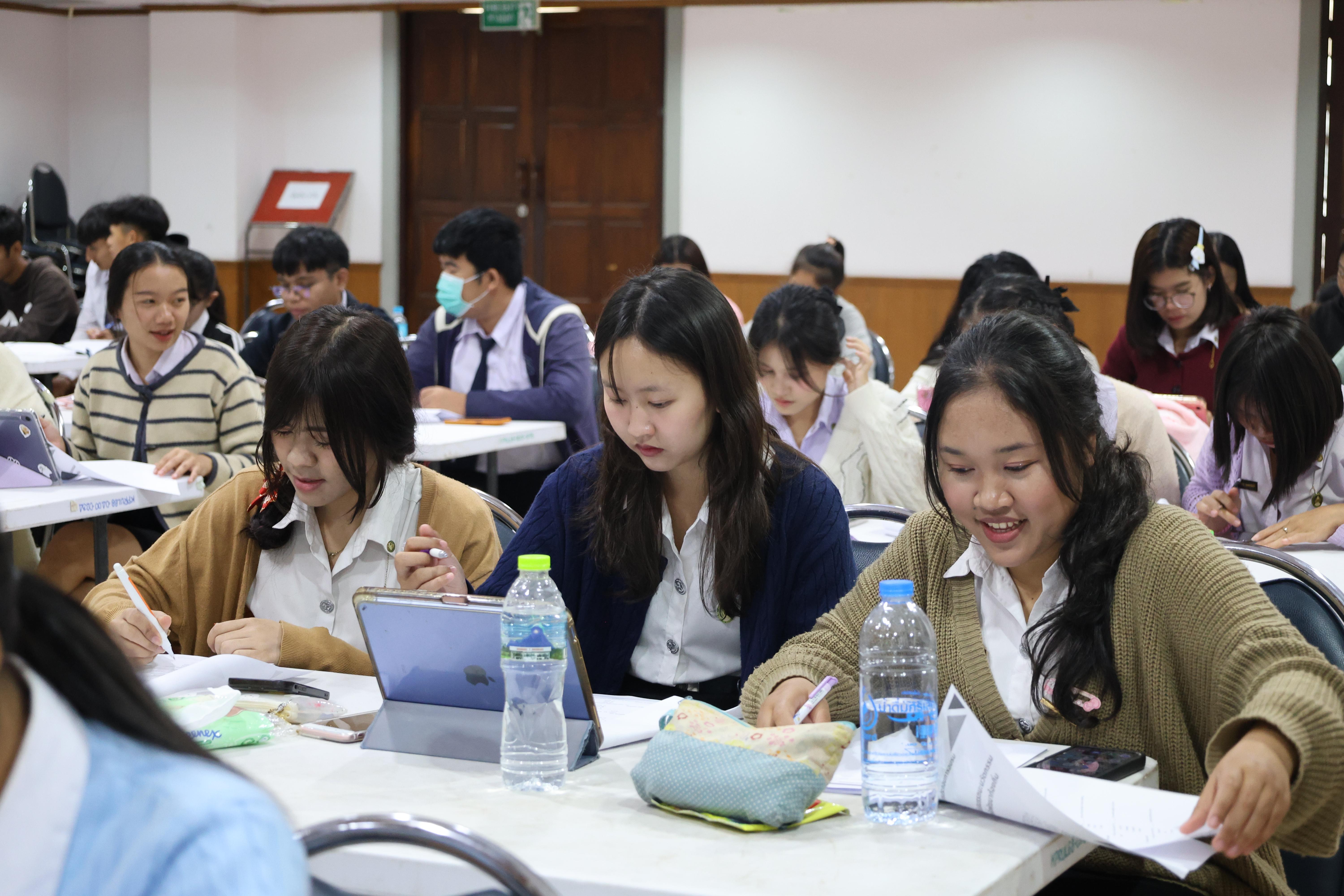 31. กิจกรรมอบรมสัมมนาเชิงปฏิบัติการพัฒนาทักษะนักศึกษาตามฐานสมรรถนะชั้นปีที่ 3 "ครูนักภาษา"