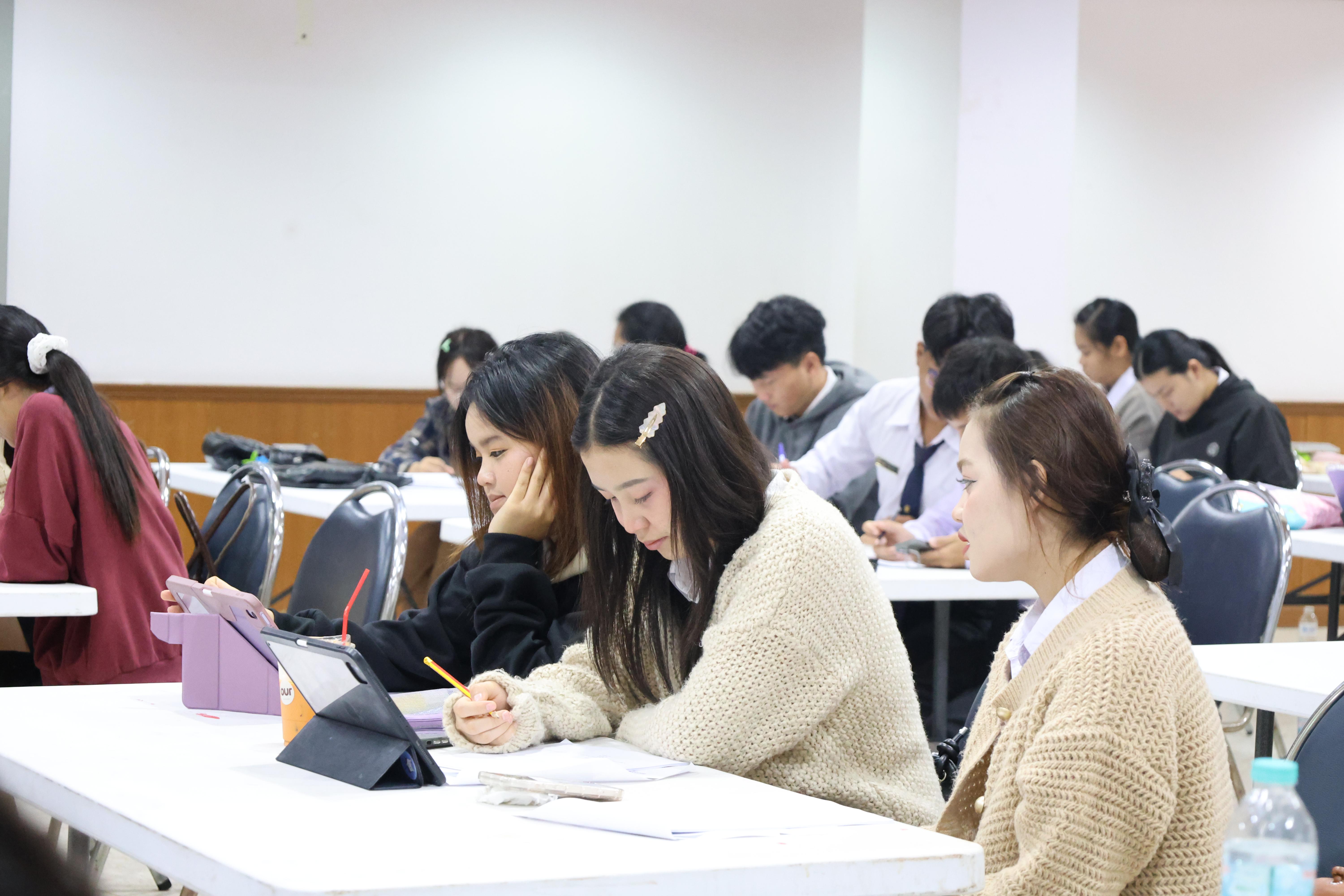 32. กิจกรรมอบรมสัมมนาเชิงปฏิบัติการพัฒนาทักษะนักศึกษาตามฐานสมรรถนะชั้นปีที่ 3 "ครูนักภาษา"