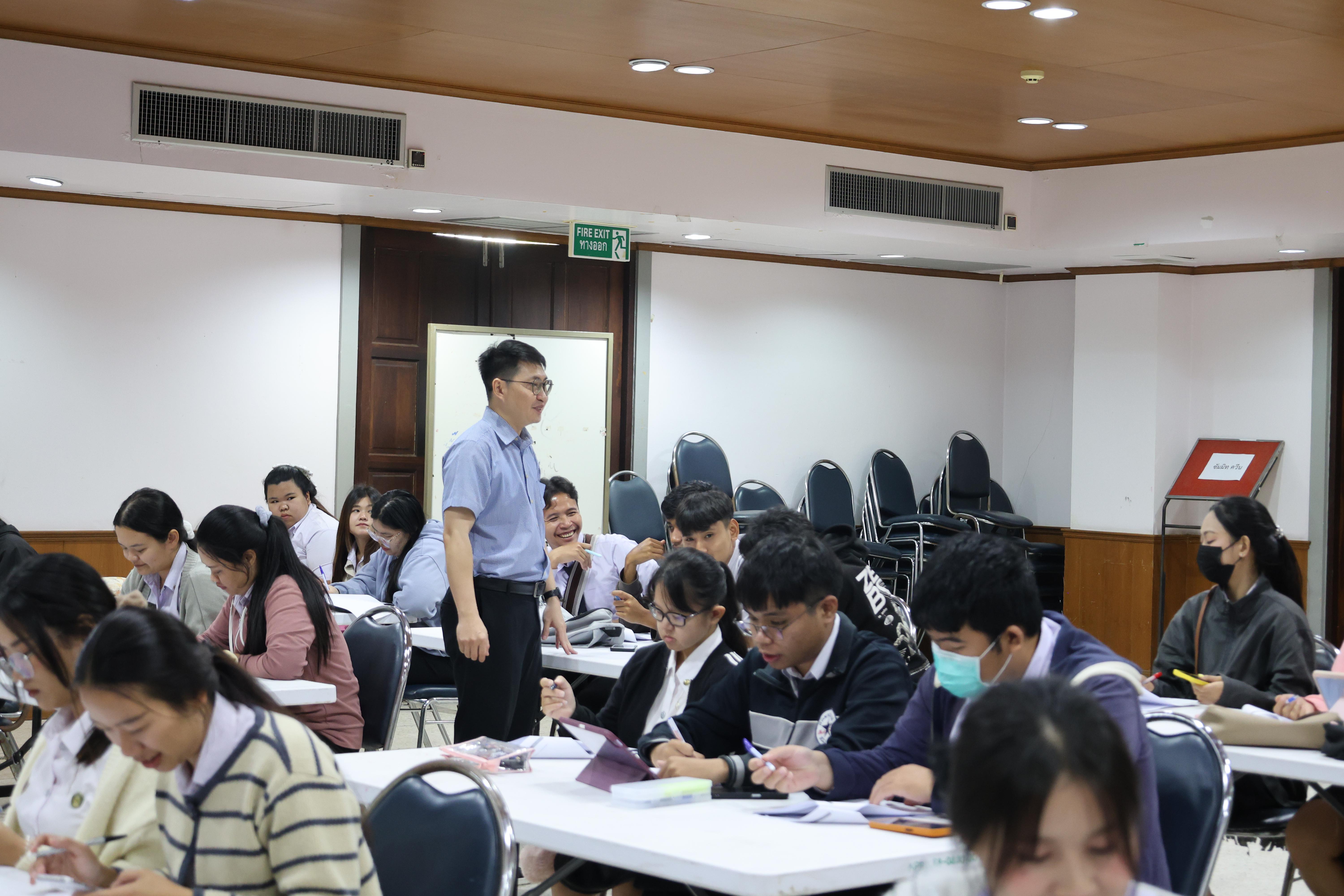 35. กิจกรรมอบรมสัมมนาเชิงปฏิบัติการพัฒนาทักษะนักศึกษาตามฐานสมรรถนะชั้นปีที่ 3 "ครูนักภาษา"