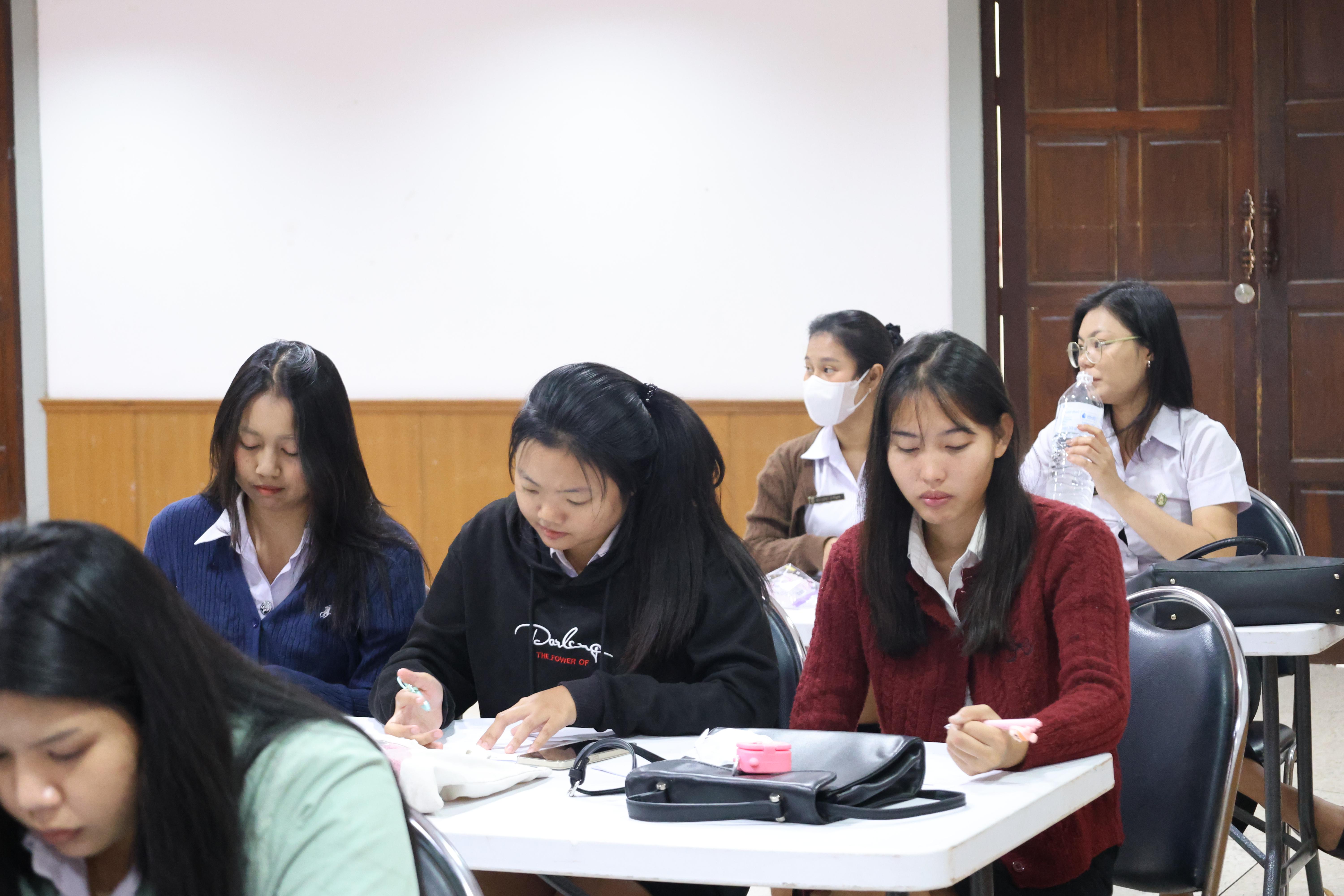 37. กิจกรรมอบรมสัมมนาเชิงปฏิบัติการพัฒนาทักษะนักศึกษาตามฐานสมรรถนะชั้นปีที่ 3 "ครูนักภาษา"