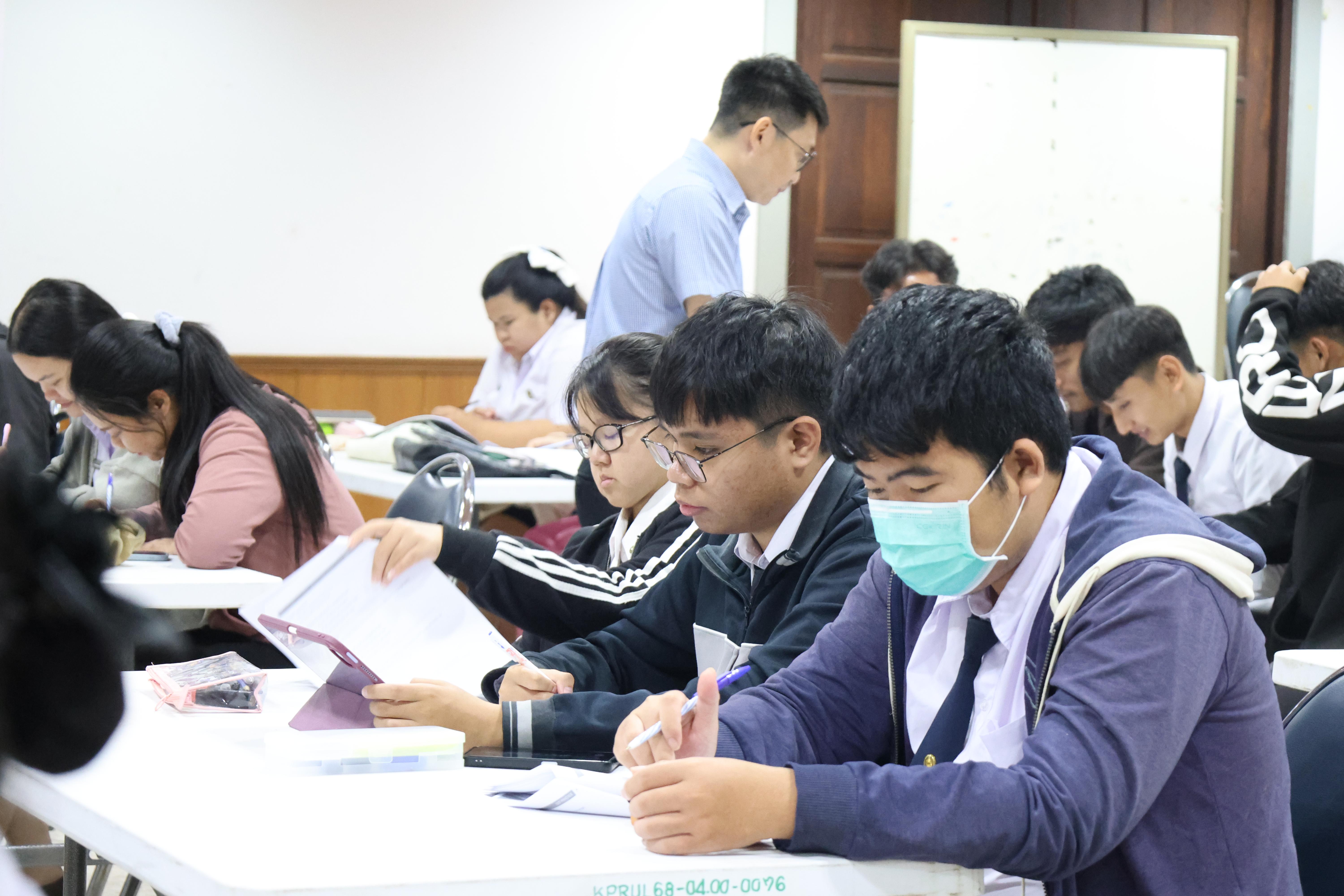 38. กิจกรรมอบรมสัมมนาเชิงปฏิบัติการพัฒนาทักษะนักศึกษาตามฐานสมรรถนะชั้นปีที่ 3 "ครูนักภาษา"