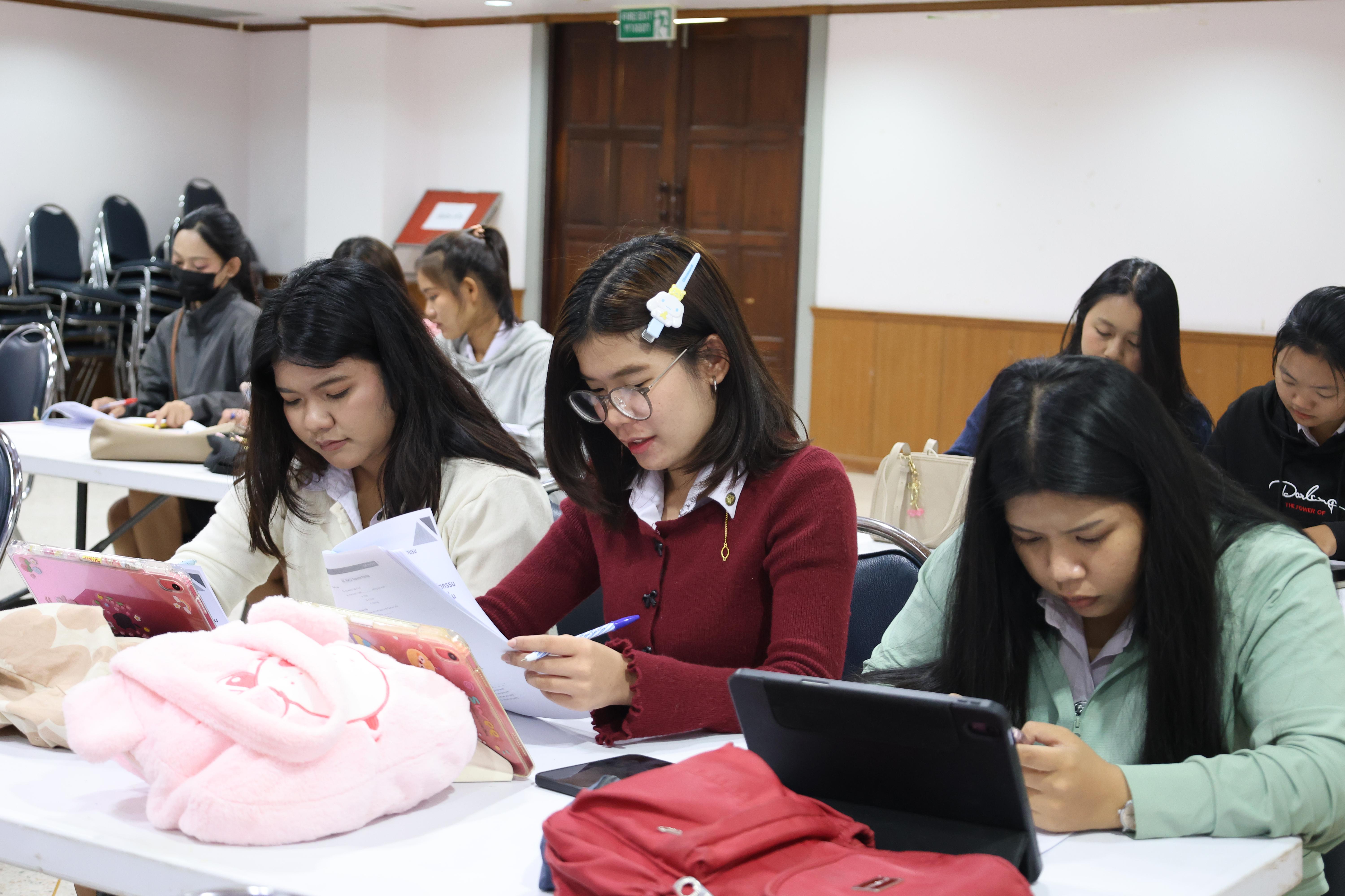 39. กิจกรรมอบรมสัมมนาเชิงปฏิบัติการพัฒนาทักษะนักศึกษาตามฐานสมรรถนะชั้นปีที่ 3 "ครูนักภาษา"