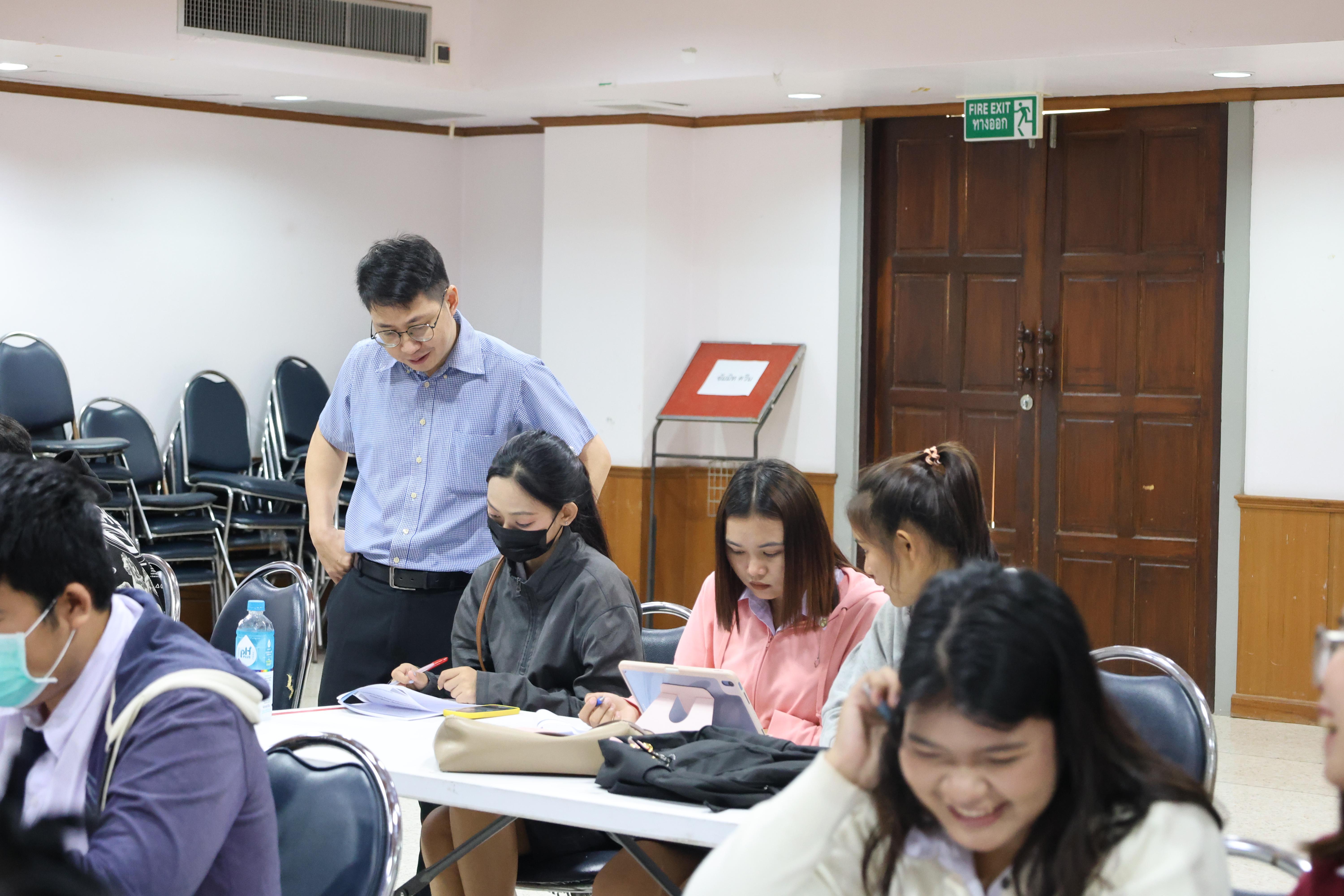 40. กิจกรรมอบรมสัมมนาเชิงปฏิบัติการพัฒนาทักษะนักศึกษาตามฐานสมรรถนะชั้นปีที่ 3 "ครูนักภาษา"