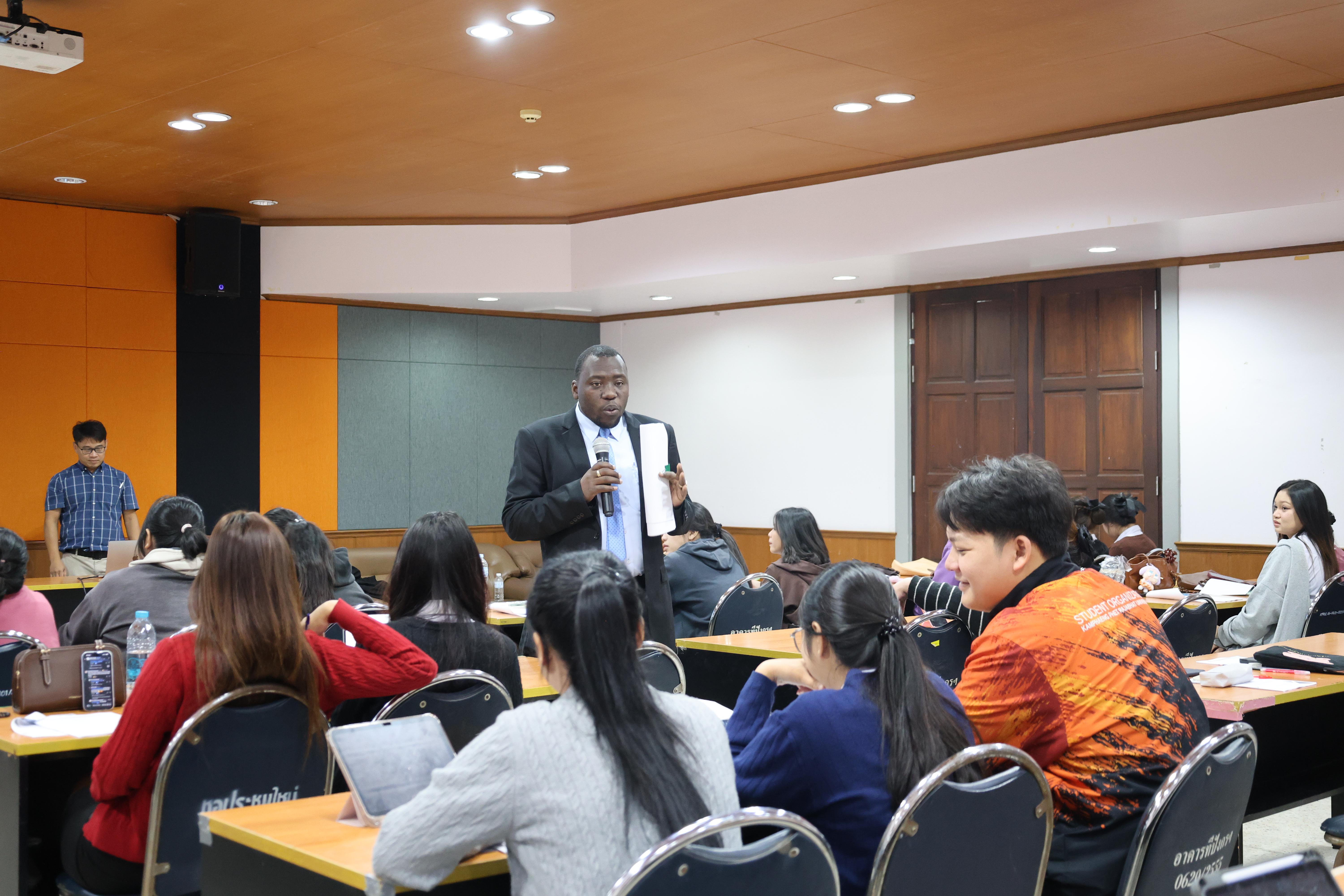 61. กิจกรรมอบรมสัมมนาเชิงปฏิบัติการพัฒนาทักษะนักศึกษาตามฐานสมรรถนะชั้นปีที่ 3 "ครูนักภาษา"