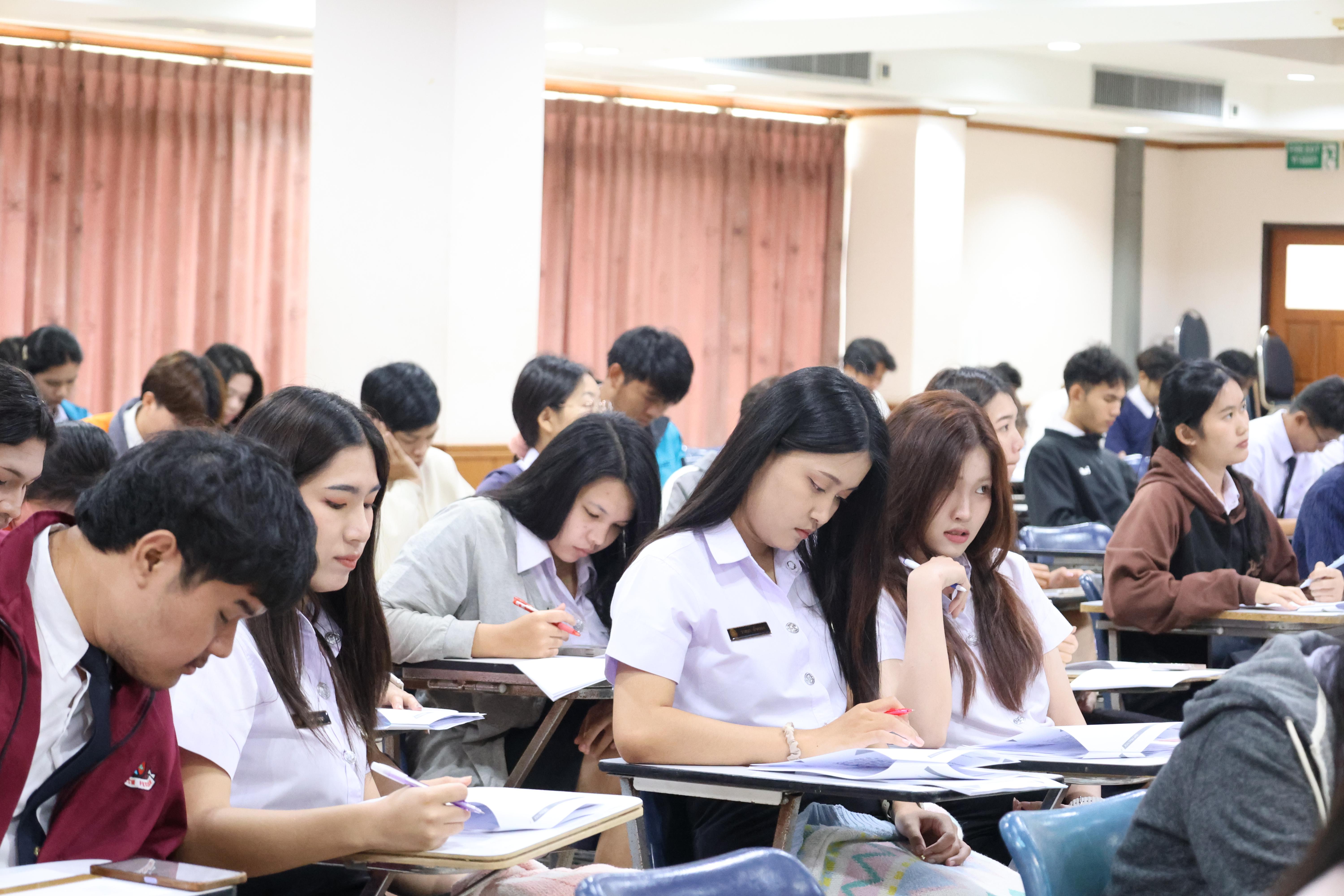 71. กิจกรรมอบรมสัมมนาเชิงปฏิบัติการพัฒนาทักษะนักศึกษาตามฐานสมรรถนะชั้นปีที่ 3 "ครูนักภาษา"