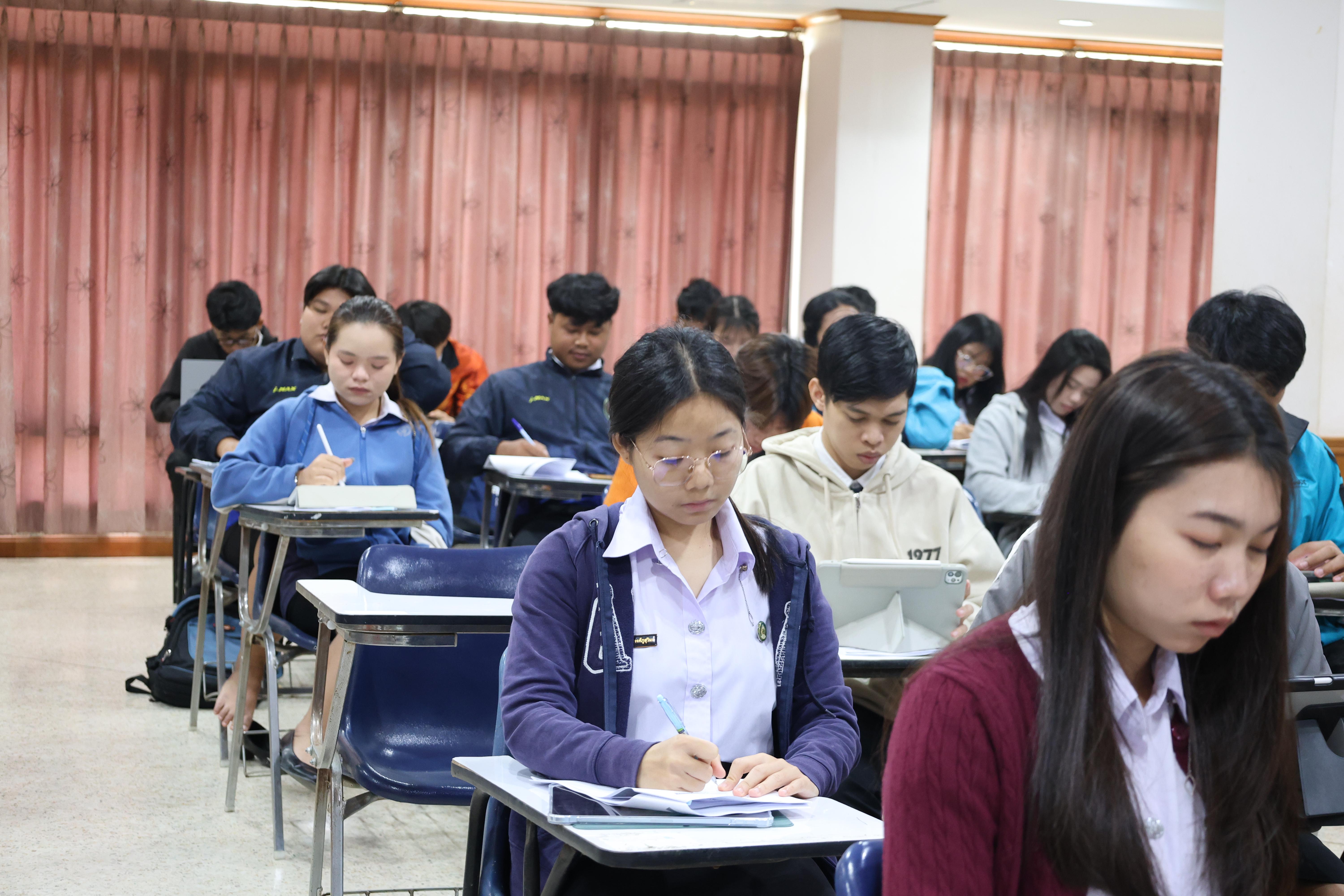 81. กิจกรรมอบรมสัมมนาเชิงปฏิบัติการพัฒนาทักษะนักศึกษาตามฐานสมรรถนะชั้นปีที่ 3 "ครูนักภาษา"