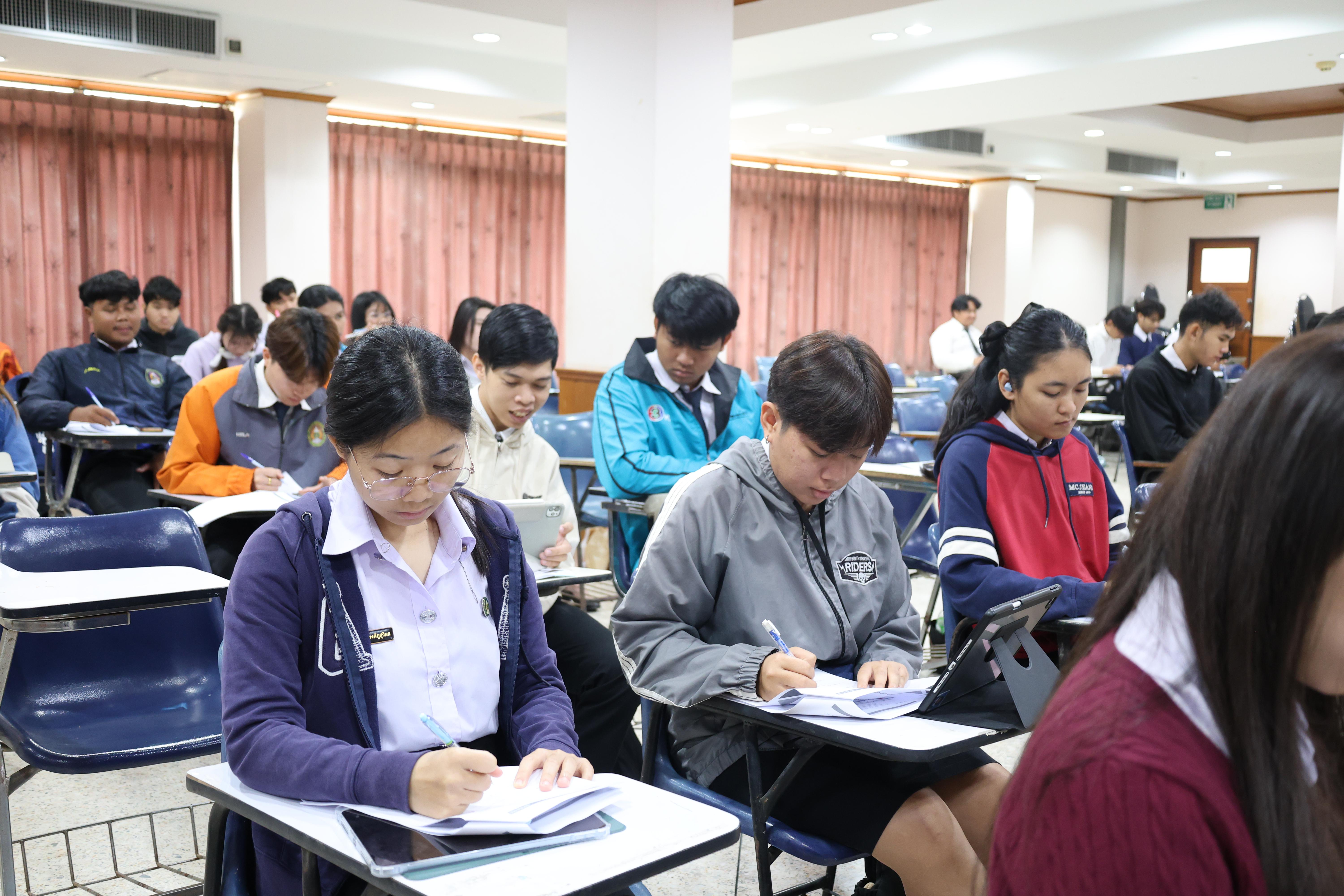 85. กิจกรรมอบรมสัมมนาเชิงปฏิบัติการพัฒนาทักษะนักศึกษาตามฐานสมรรถนะชั้นปีที่ 3 "ครูนักภาษา"