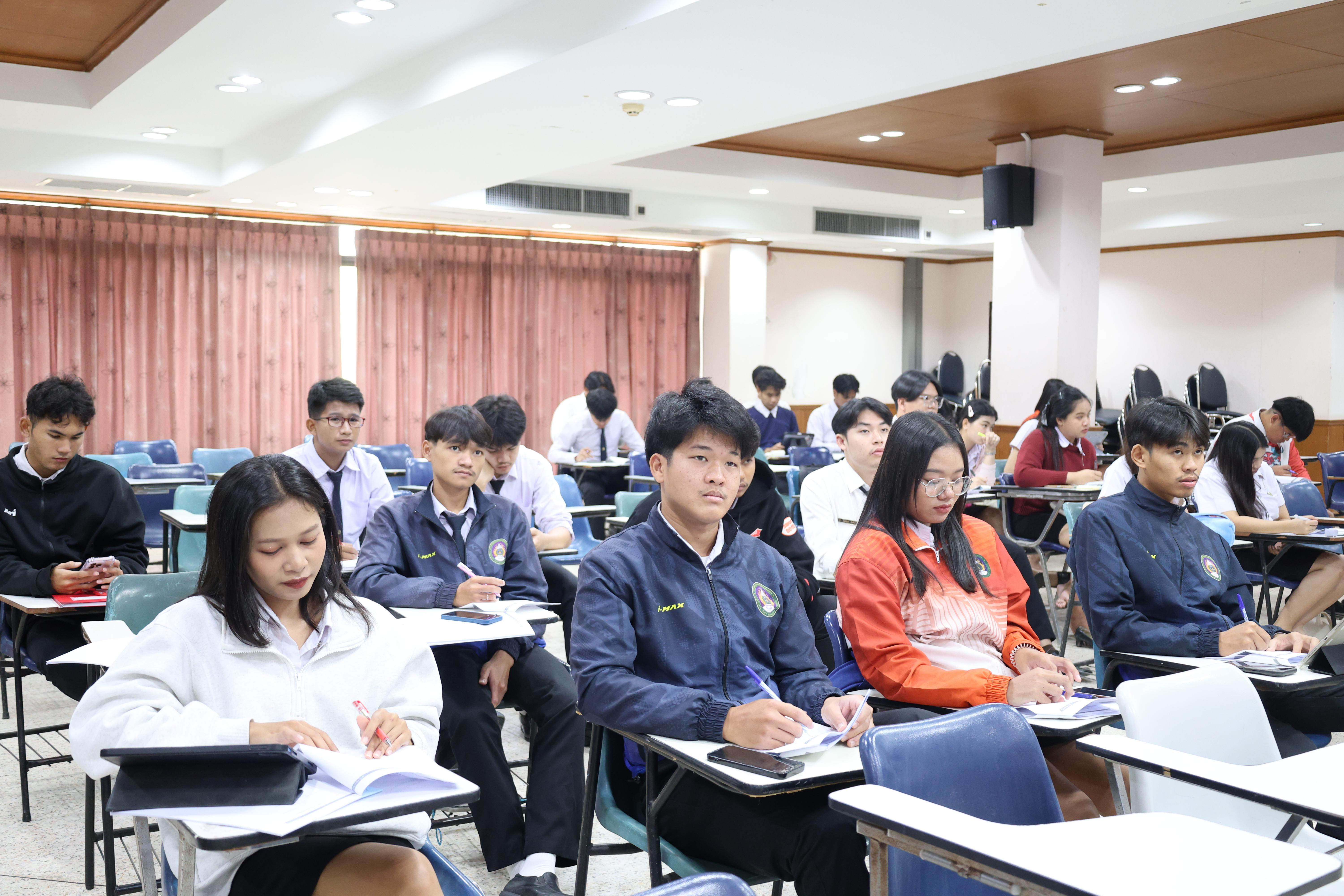 90. กิจกรรมอบรมสัมมนาเชิงปฏิบัติการพัฒนาทักษะนักศึกษาตามฐานสมรรถนะชั้นปีที่ 3 "ครูนักภาษา"