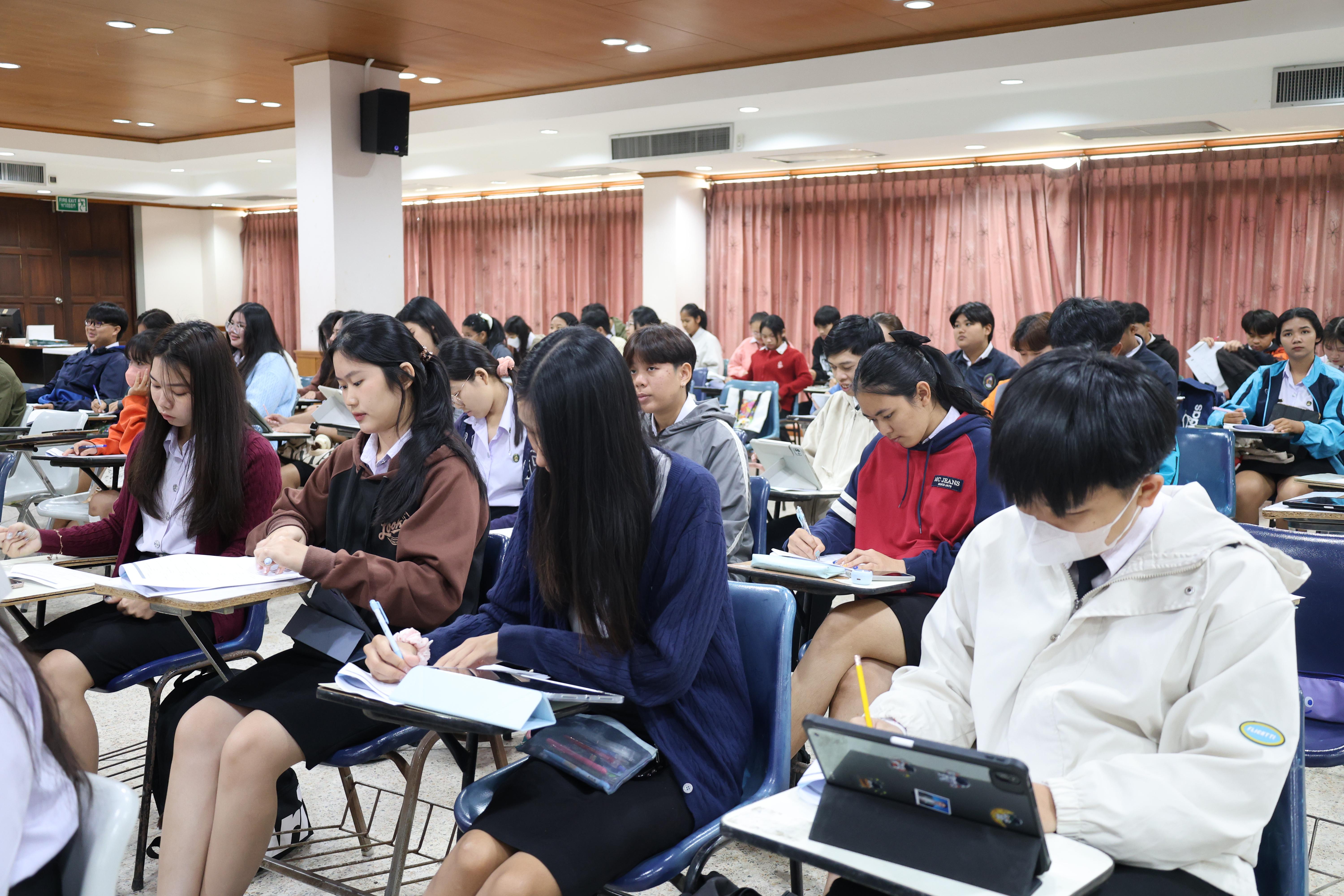 91. กิจกรรมอบรมสัมมนาเชิงปฏิบัติการพัฒนาทักษะนักศึกษาตามฐานสมรรถนะชั้นปีที่ 3 "ครูนักภาษา"