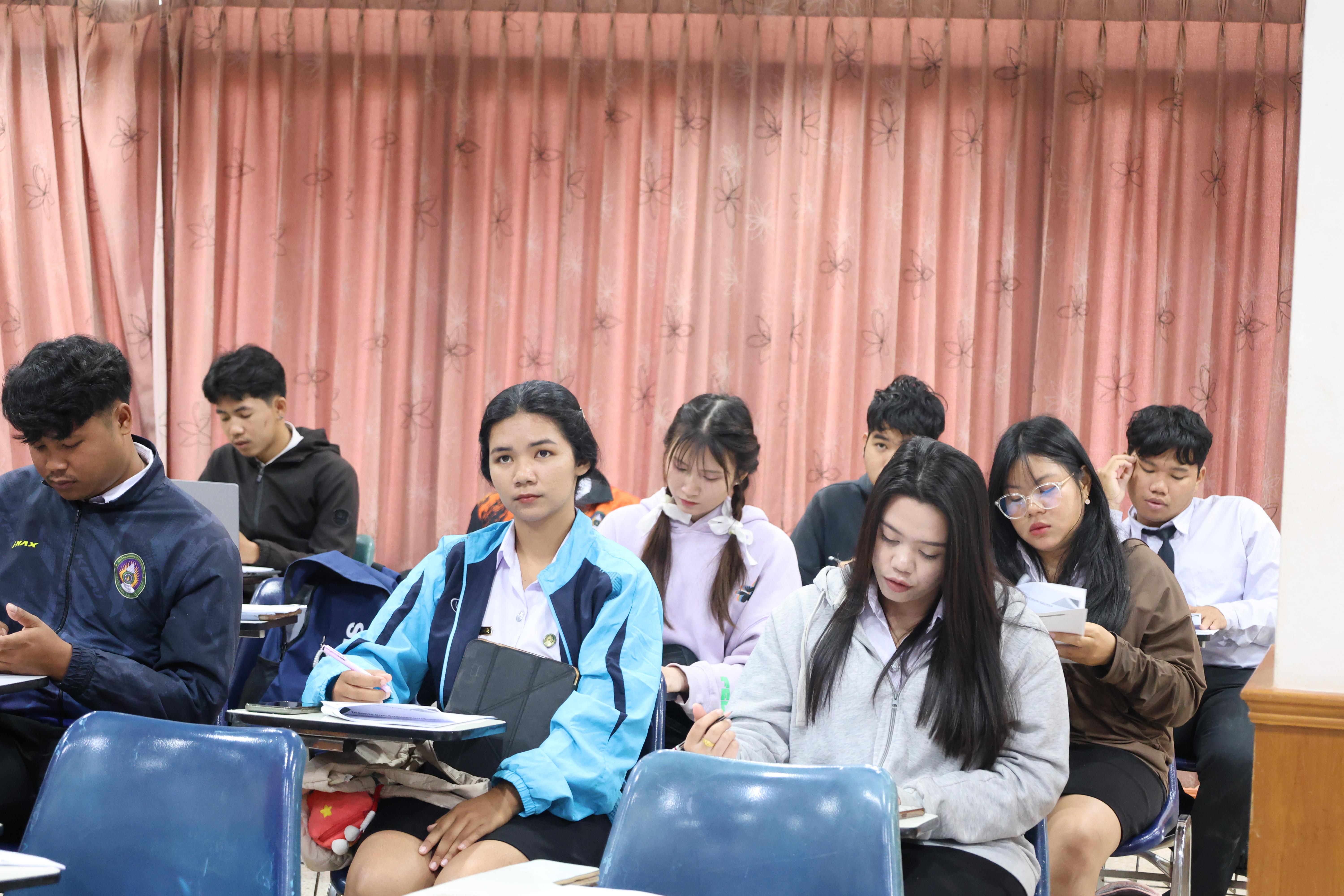 93. กิจกรรมอบรมสัมมนาเชิงปฏิบัติการพัฒนาทักษะนักศึกษาตามฐานสมรรถนะชั้นปีที่ 3 "ครูนักภาษา"