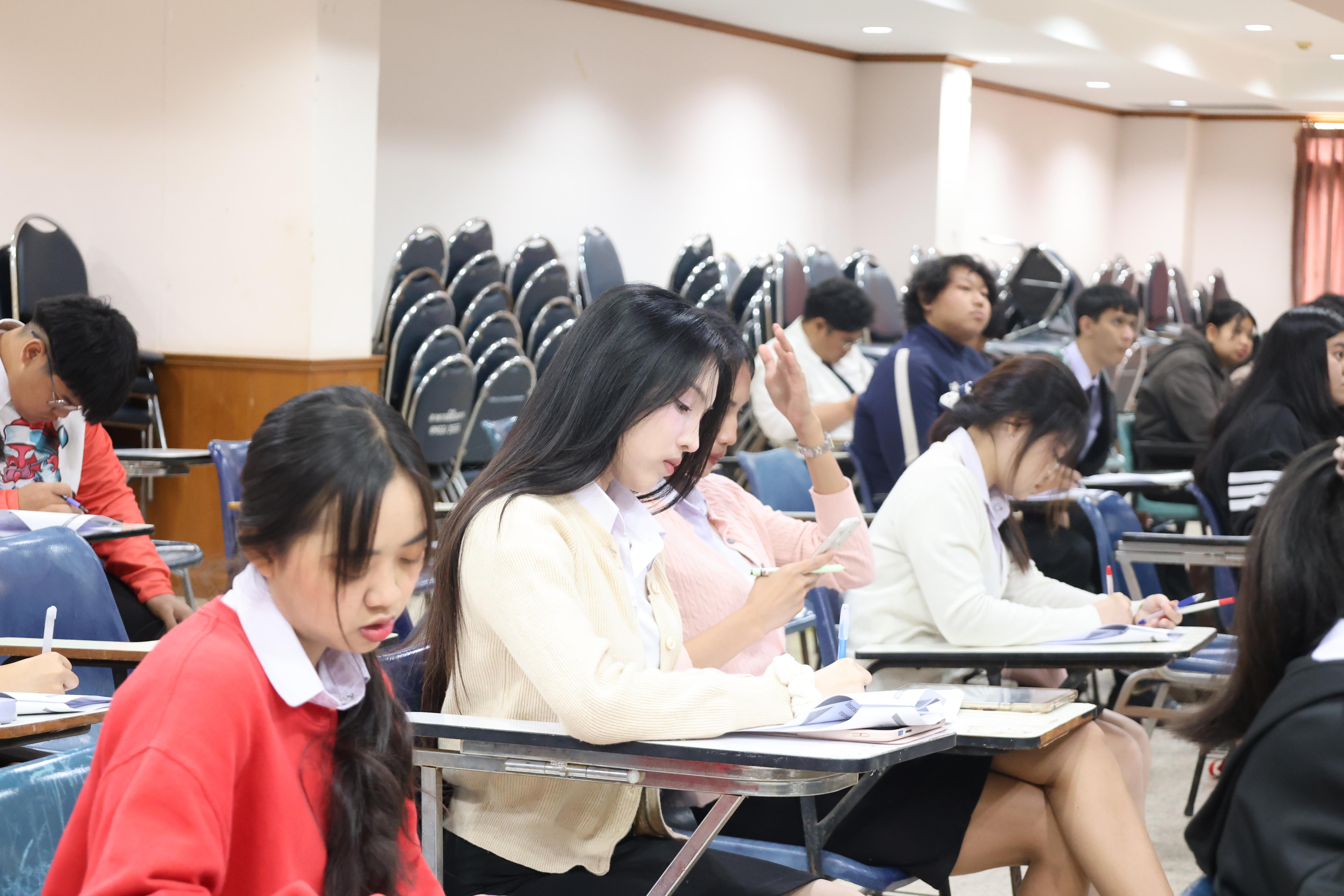 94. กิจกรรมอบรมสัมมนาเชิงปฏิบัติการพัฒนาทักษะนักศึกษาตามฐานสมรรถนะชั้นปีที่ 3 "ครูนักภาษา"