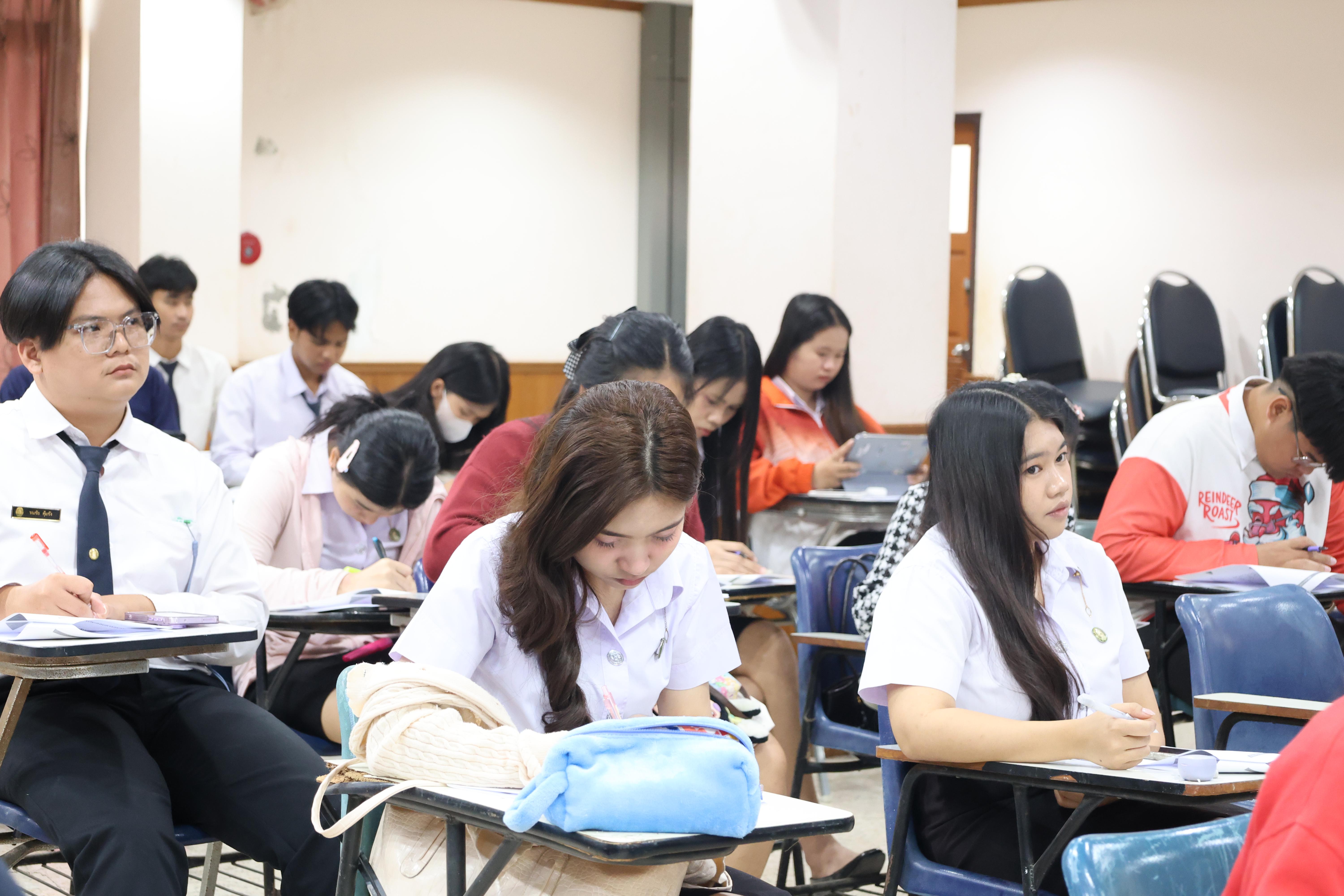 95. กิจกรรมอบรมสัมมนาเชิงปฏิบัติการพัฒนาทักษะนักศึกษาตามฐานสมรรถนะชั้นปีที่ 3 "ครูนักภาษา"