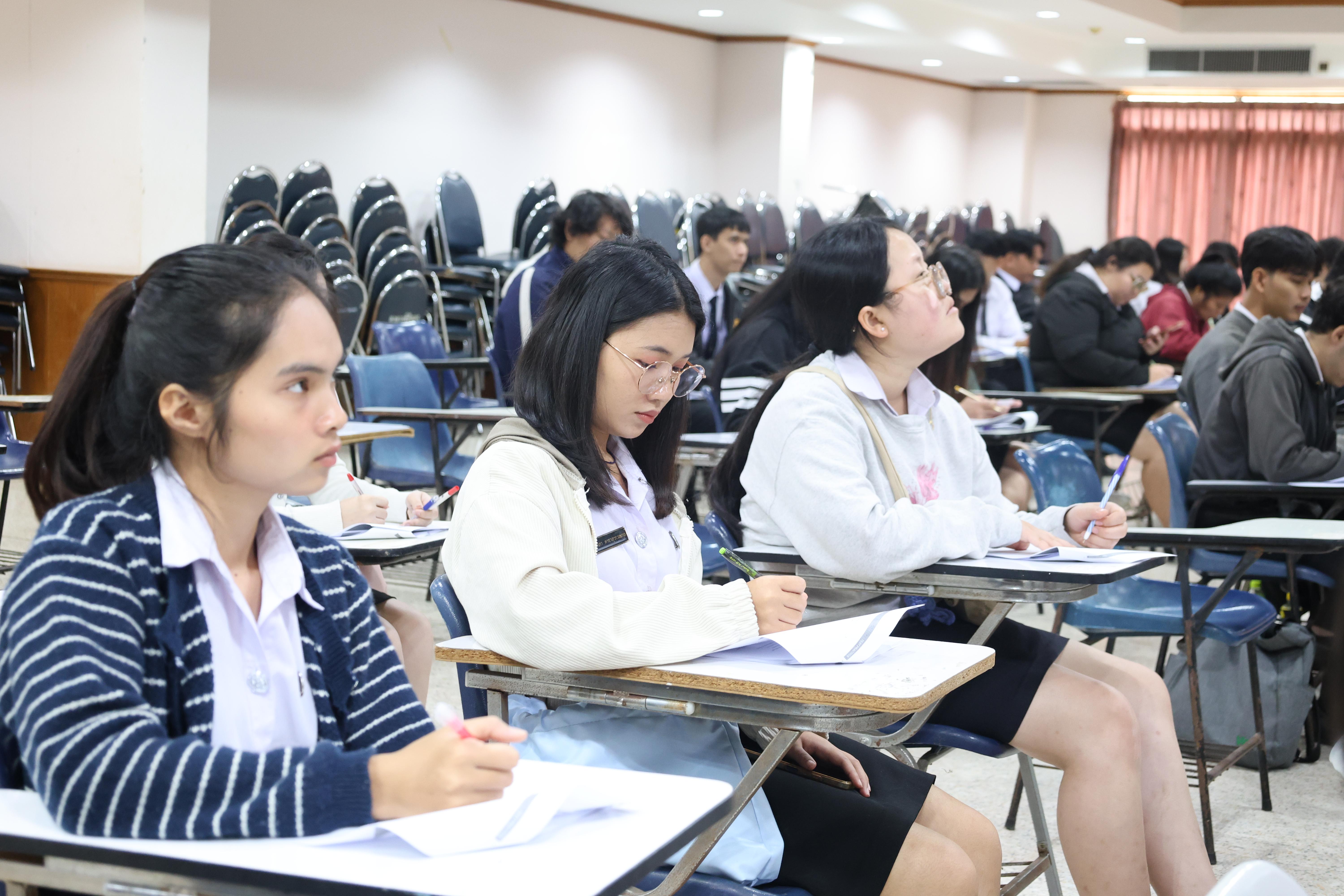 98. กิจกรรมอบรมสัมมนาเชิงปฏิบัติการพัฒนาทักษะนักศึกษาตามฐานสมรรถนะชั้นปีที่ 3 "ครูนักภาษา"