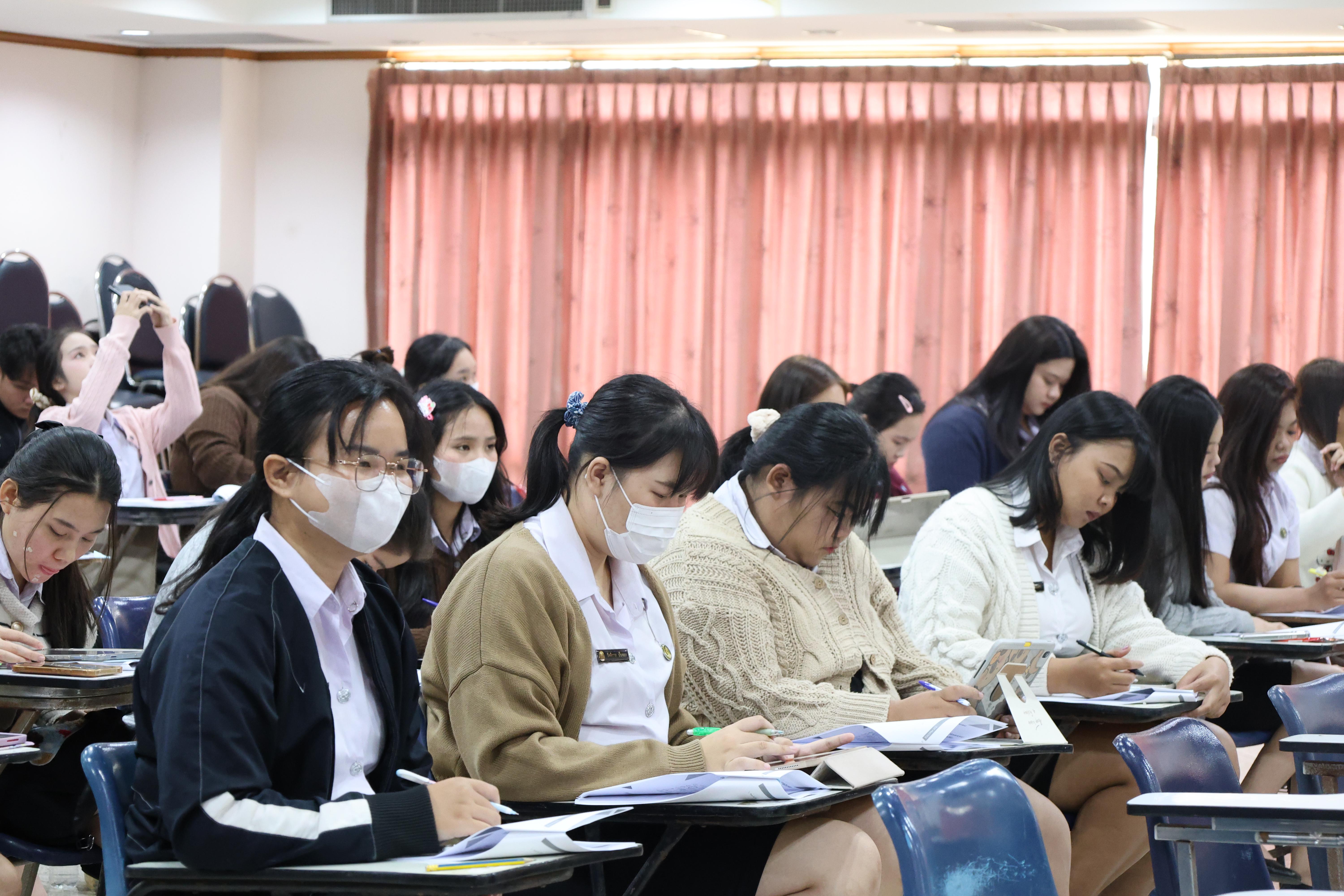 101. กิจกรรมอบรมสัมมนาเชิงปฏิบัติการพัฒนาทักษะนักศึกษาตามฐานสมรรถนะชั้นปีที่ 3 "ครูนักภาษา"