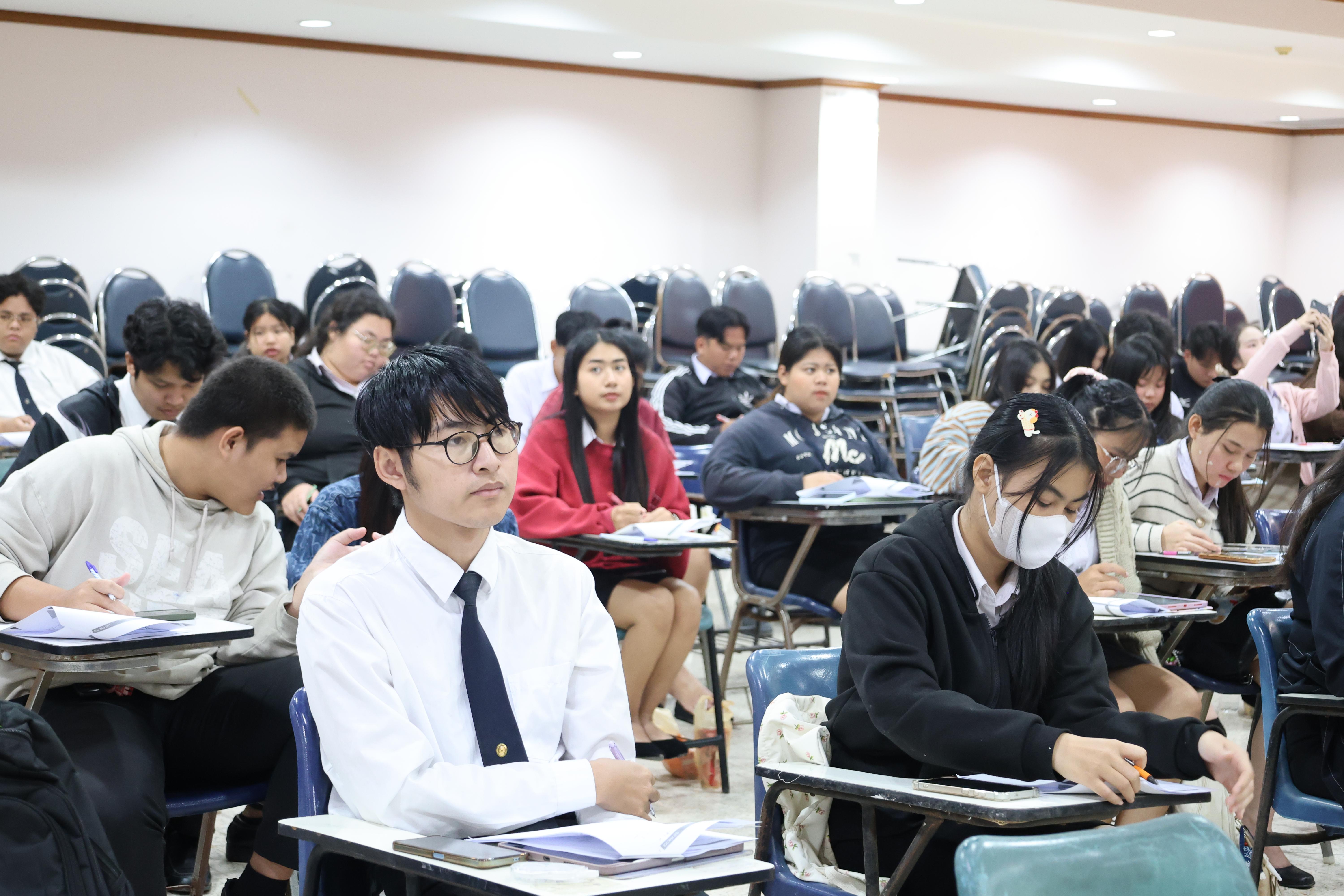 102. กิจกรรมอบรมสัมมนาเชิงปฏิบัติการพัฒนาทักษะนักศึกษาตามฐานสมรรถนะชั้นปีที่ 3 "ครูนักภาษา"